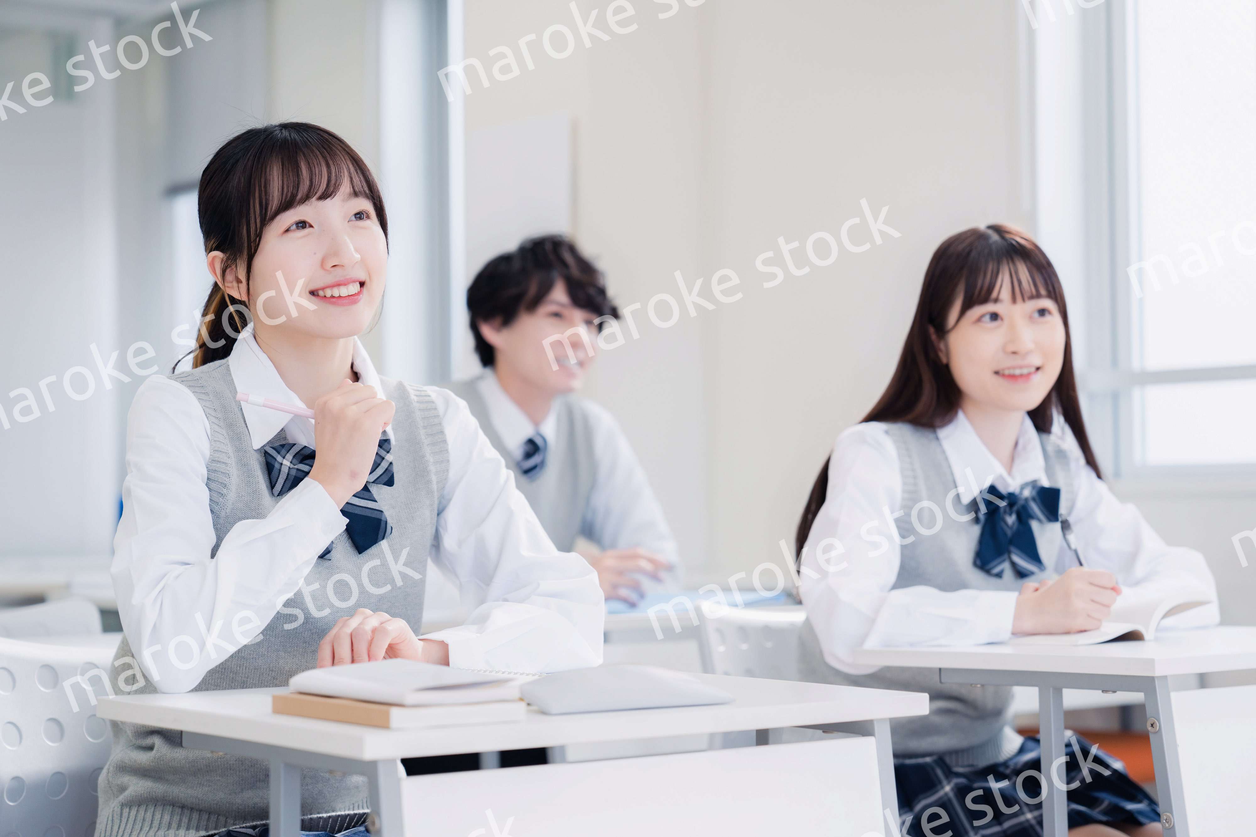 教室で楽しく授業を受ける高校生