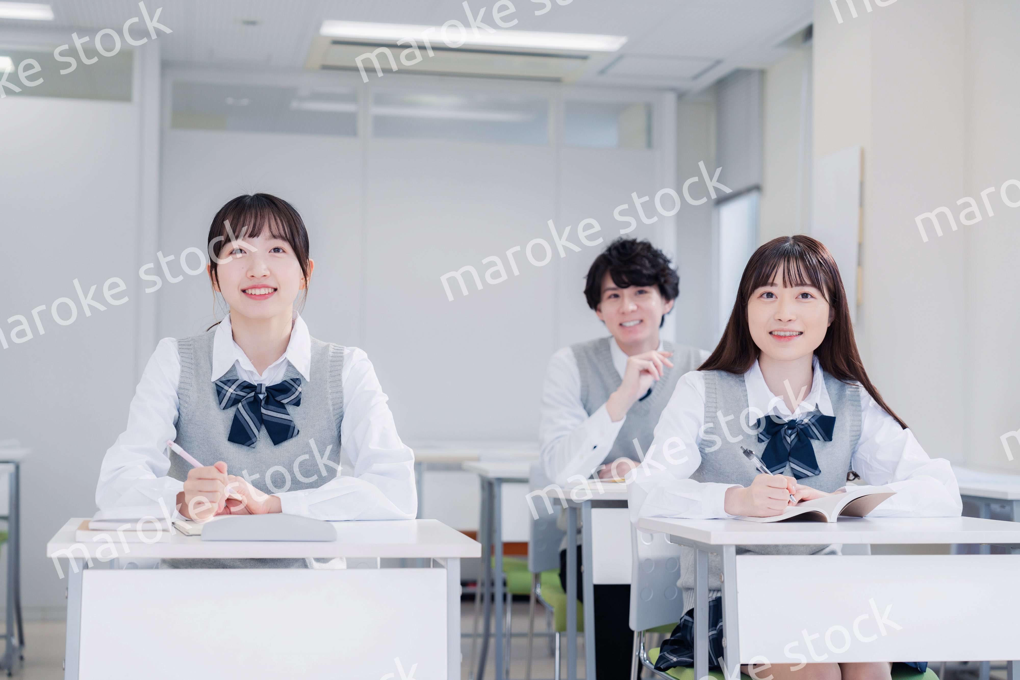 教室で楽しく授業を受ける高校生