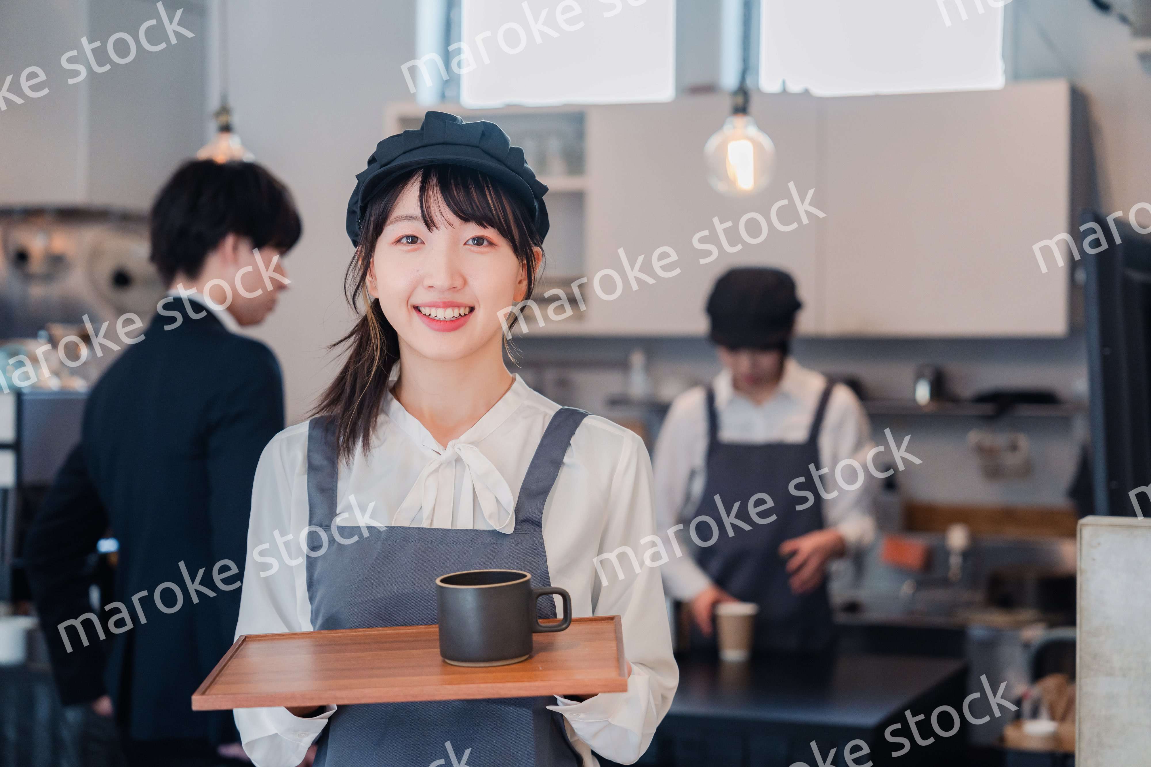 笑顔で働くカフェスタッフ