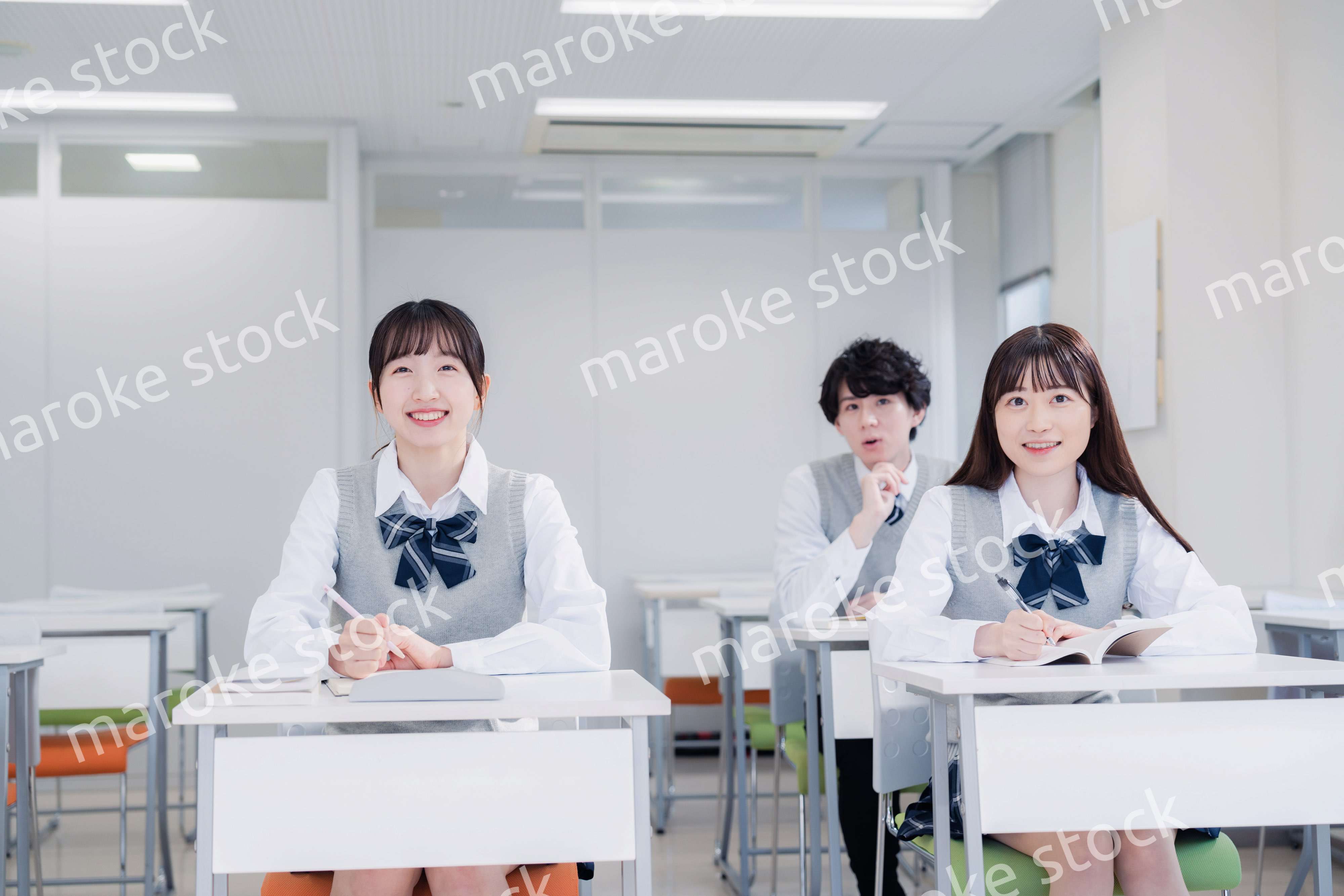 教室で楽しく授業を受ける高校生