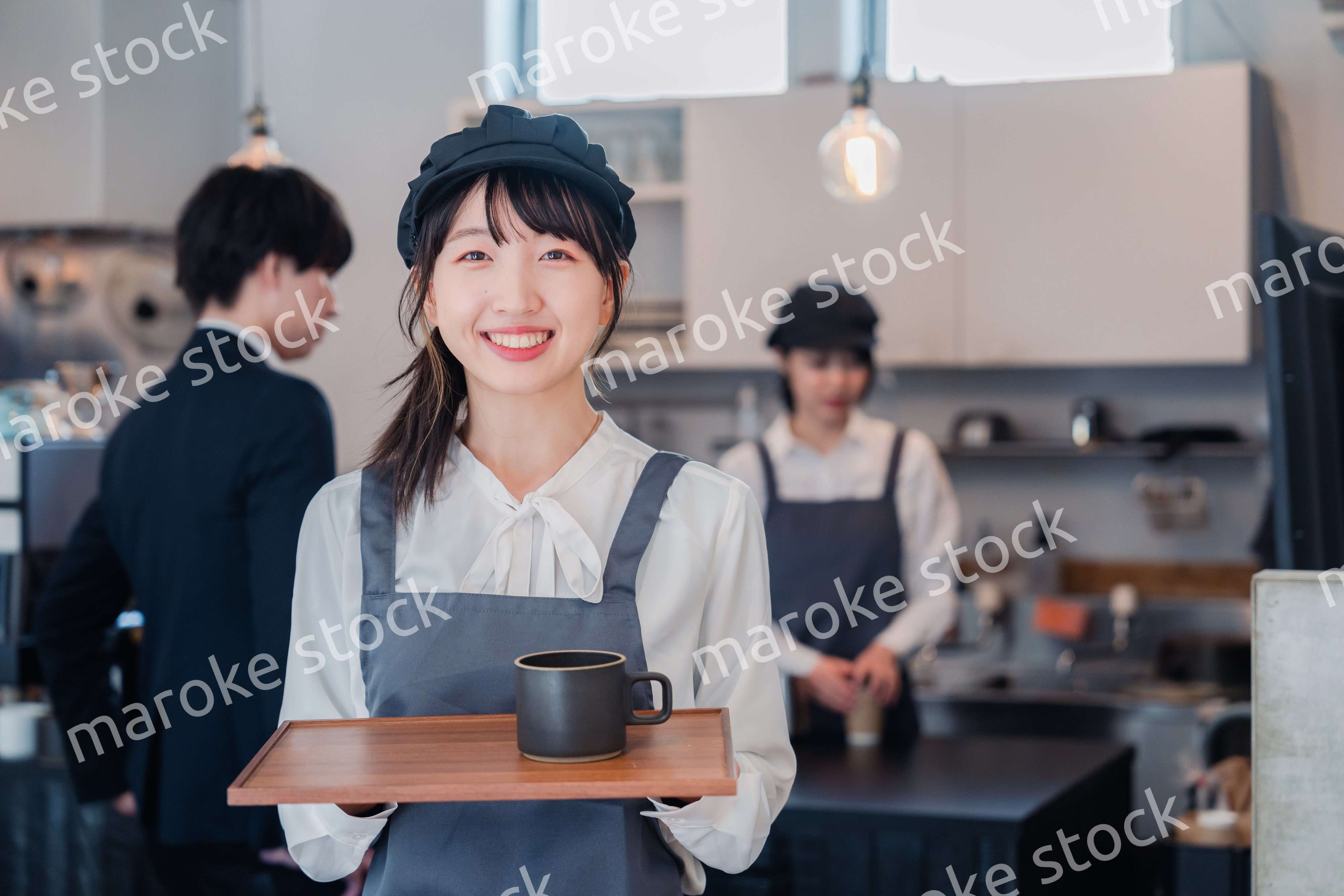 笑顔で働くカフェスタッフ