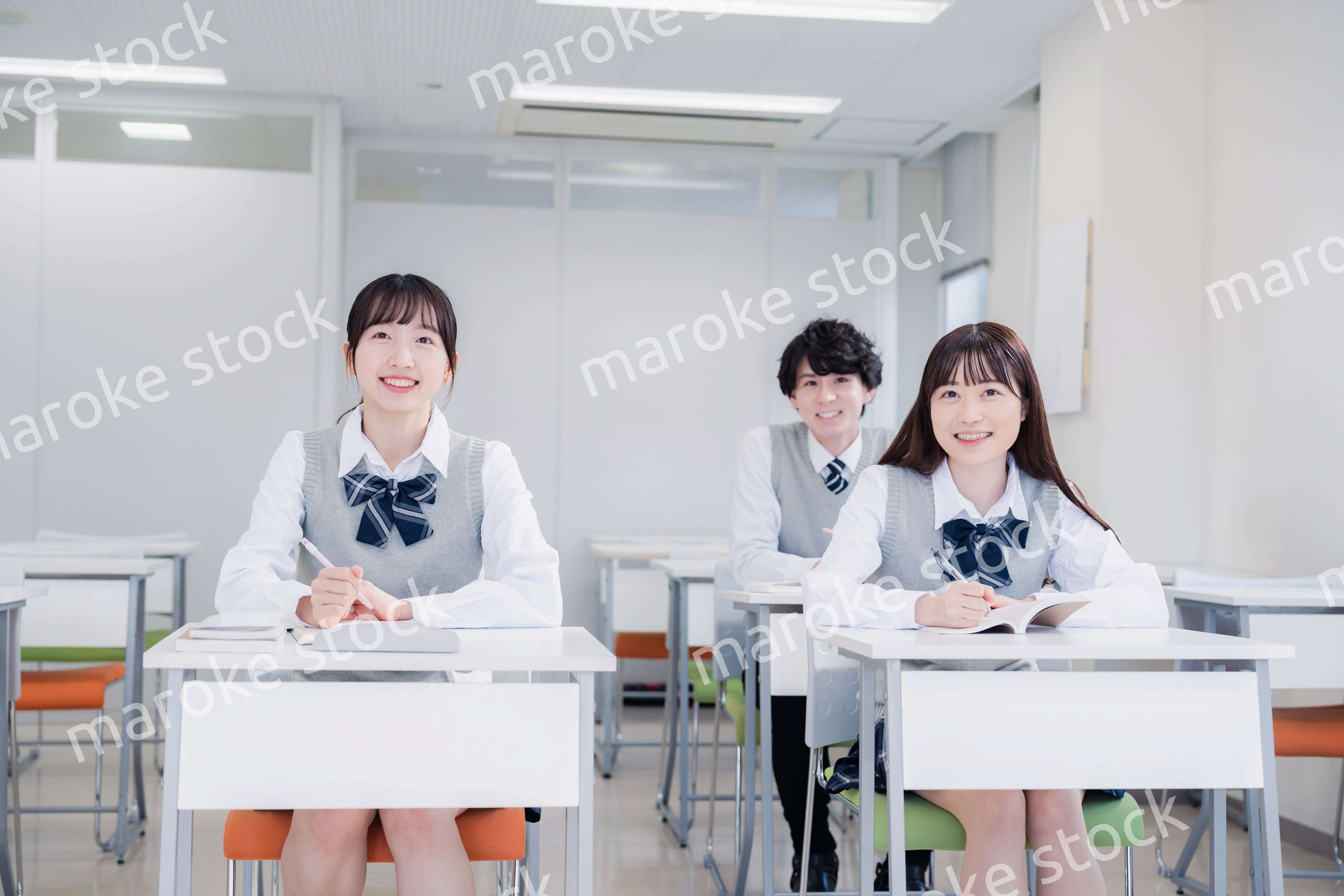 教室で楽しく授業を受ける高校生