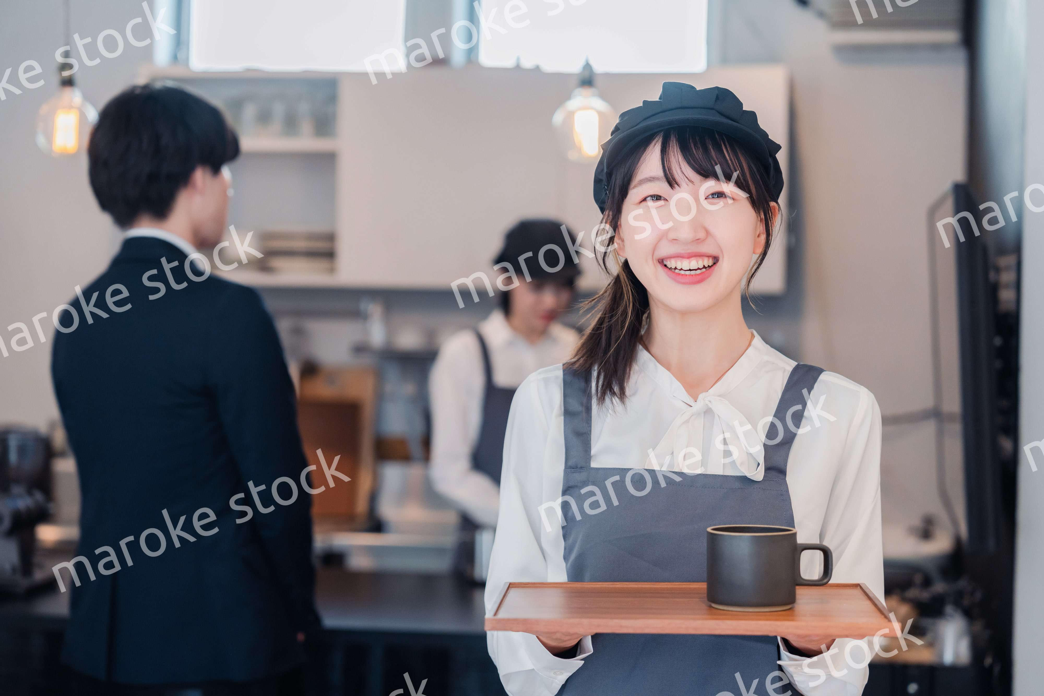 笑顔で働くカフェスタッフ