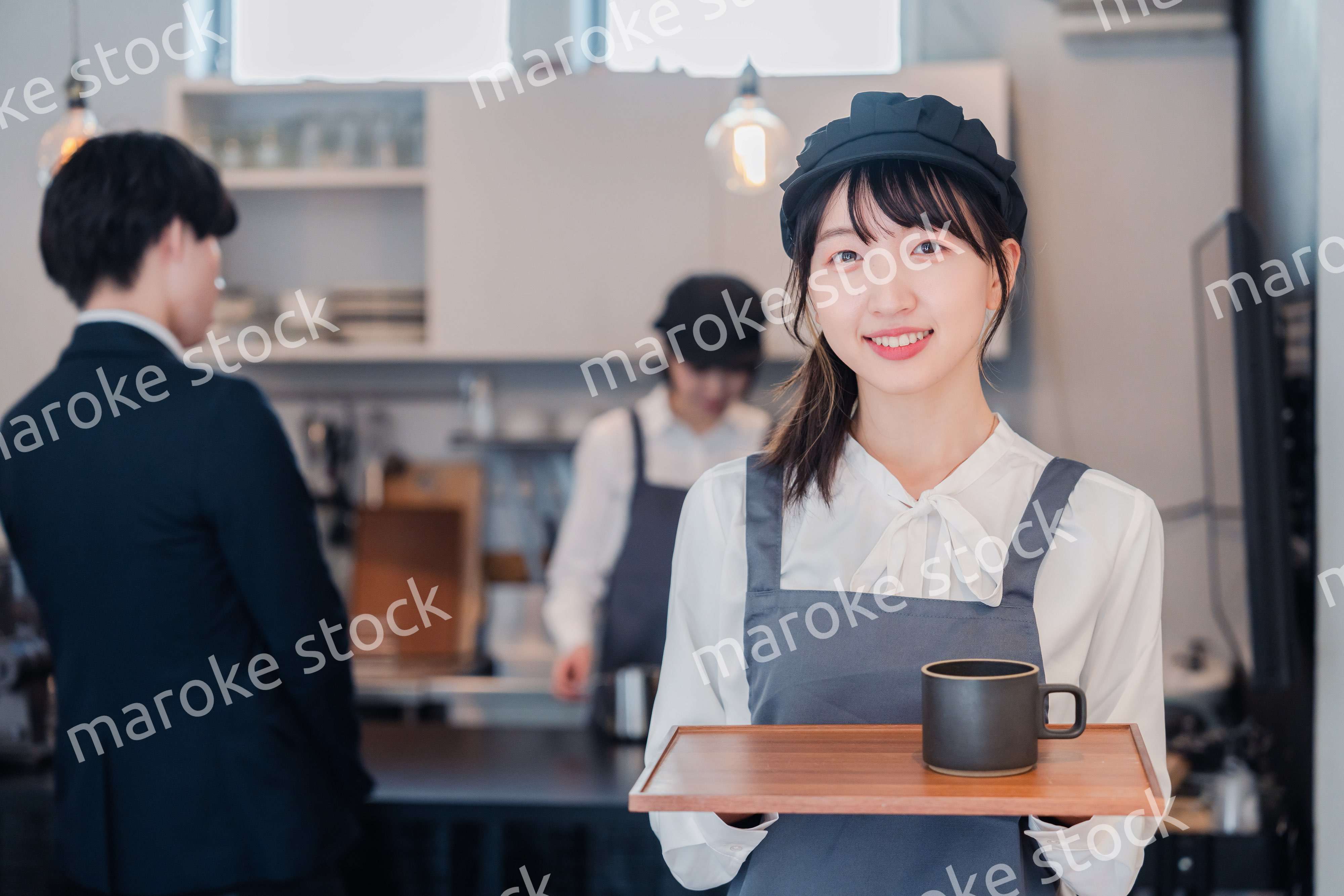 笑顔で働くカフェスタッフ