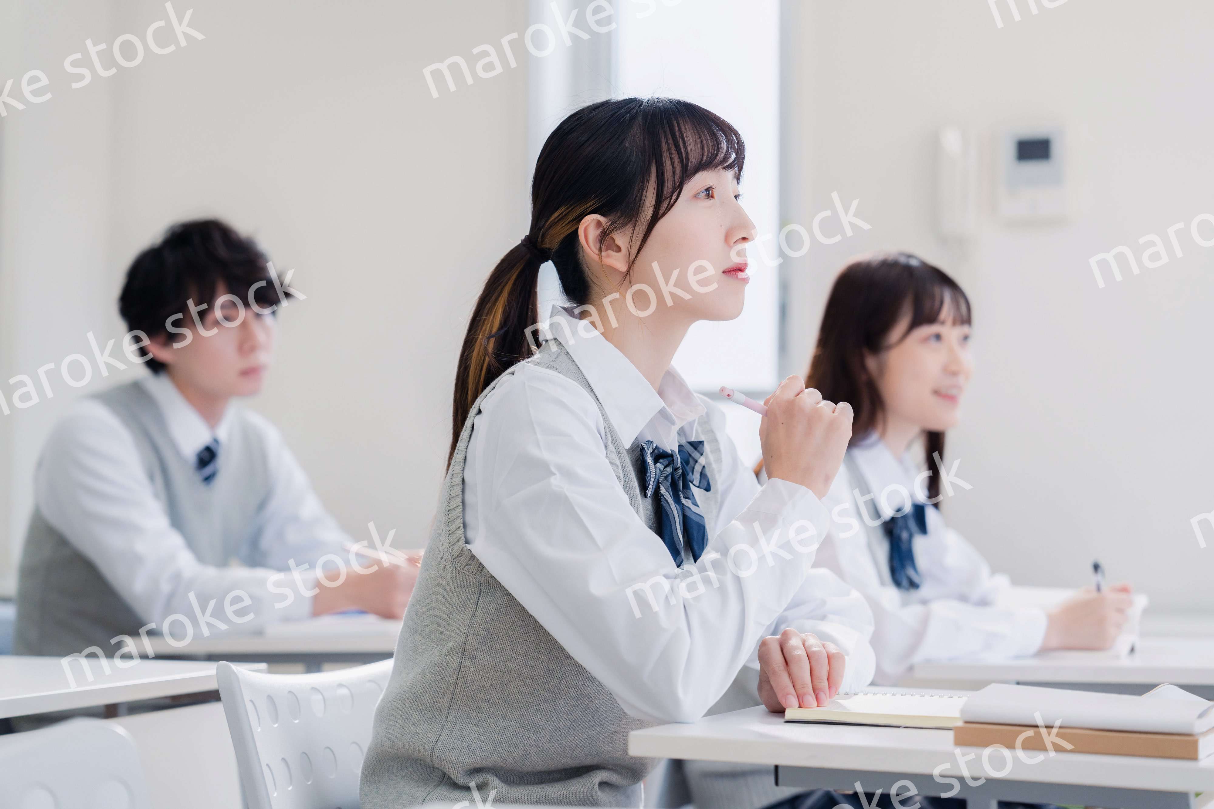 教室で楽しく授業を受ける高校生