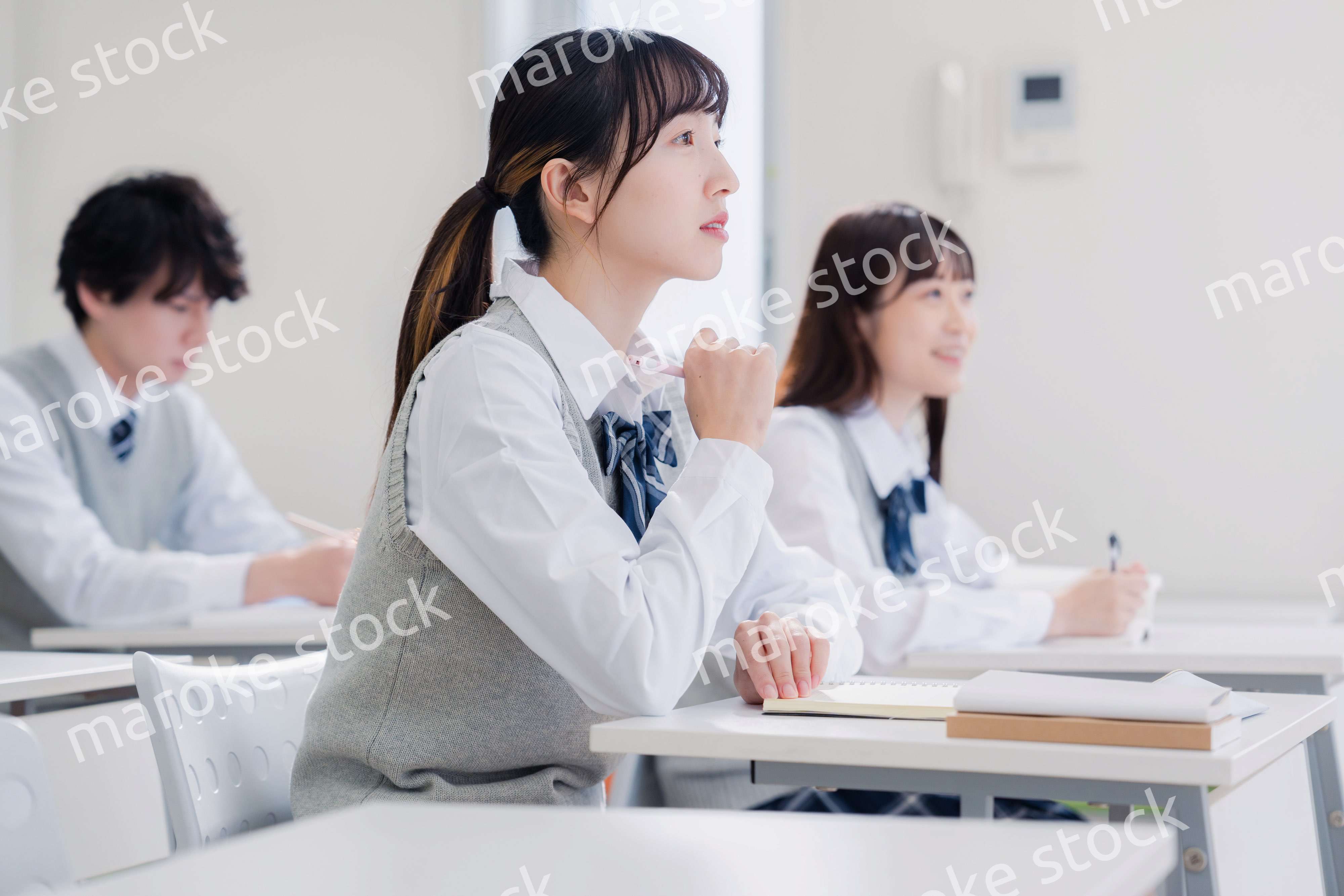 教室で楽しく授業を受ける高校生