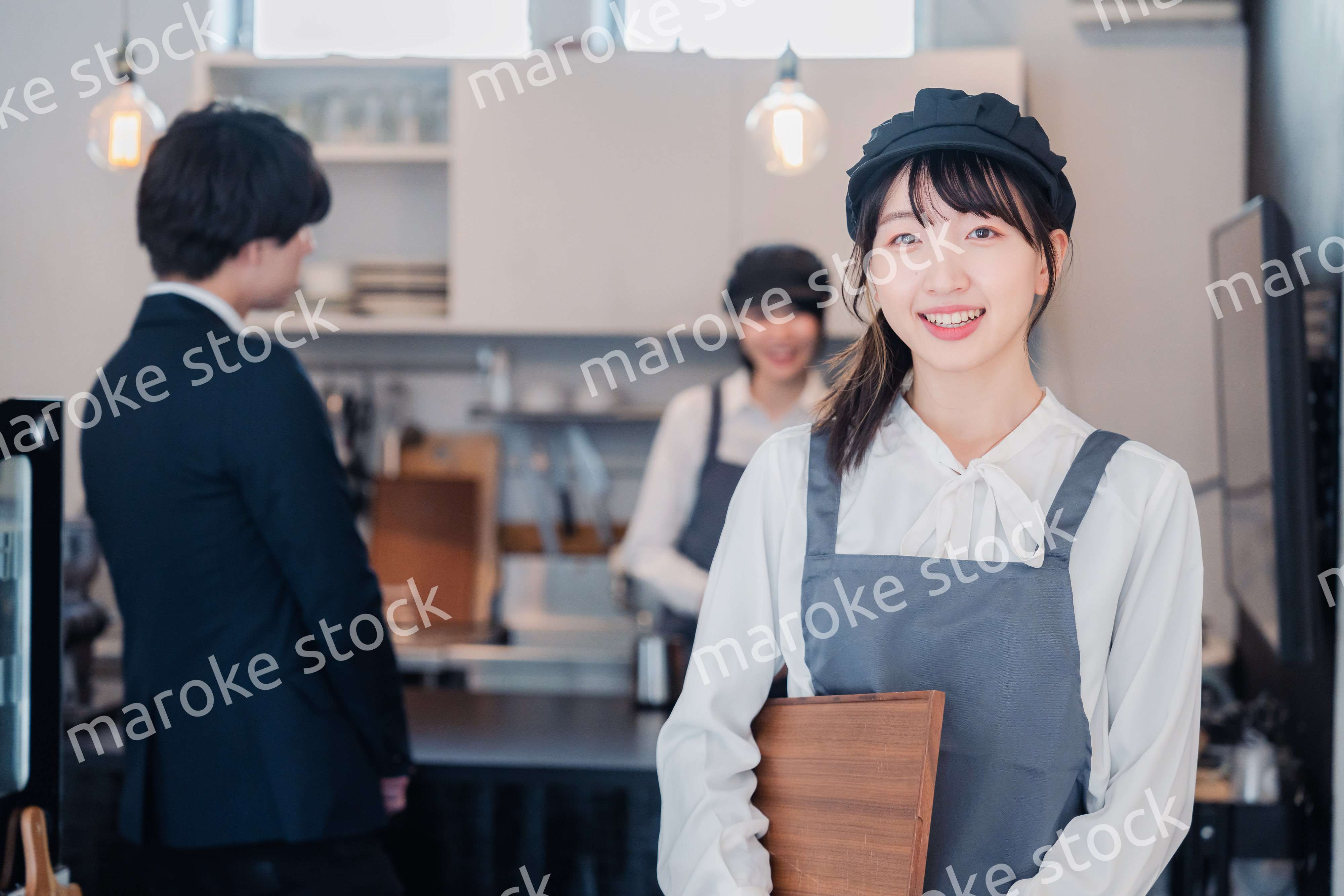 笑顔で働くカフェスタッフ