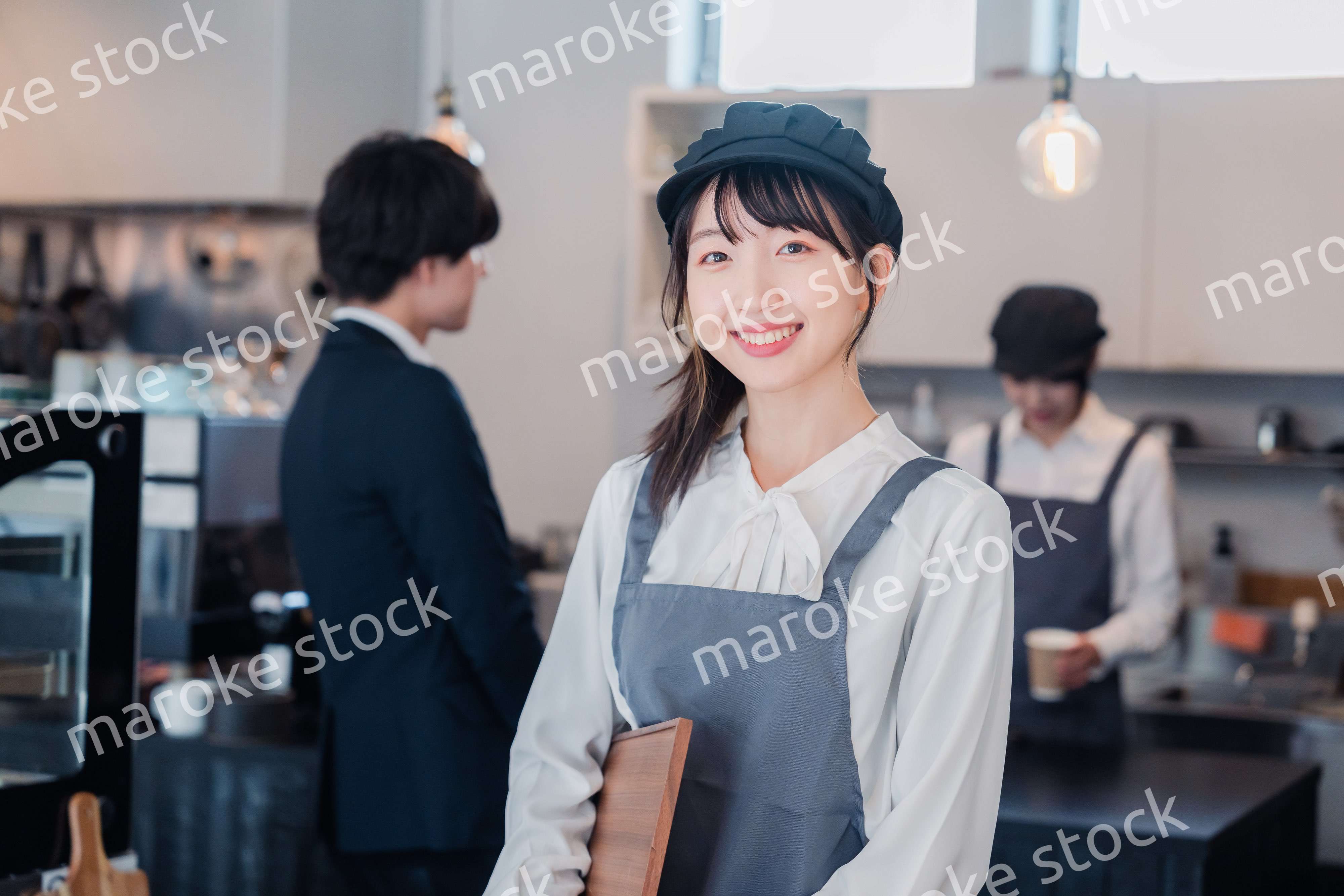 笑顔で働くカフェスタッフ