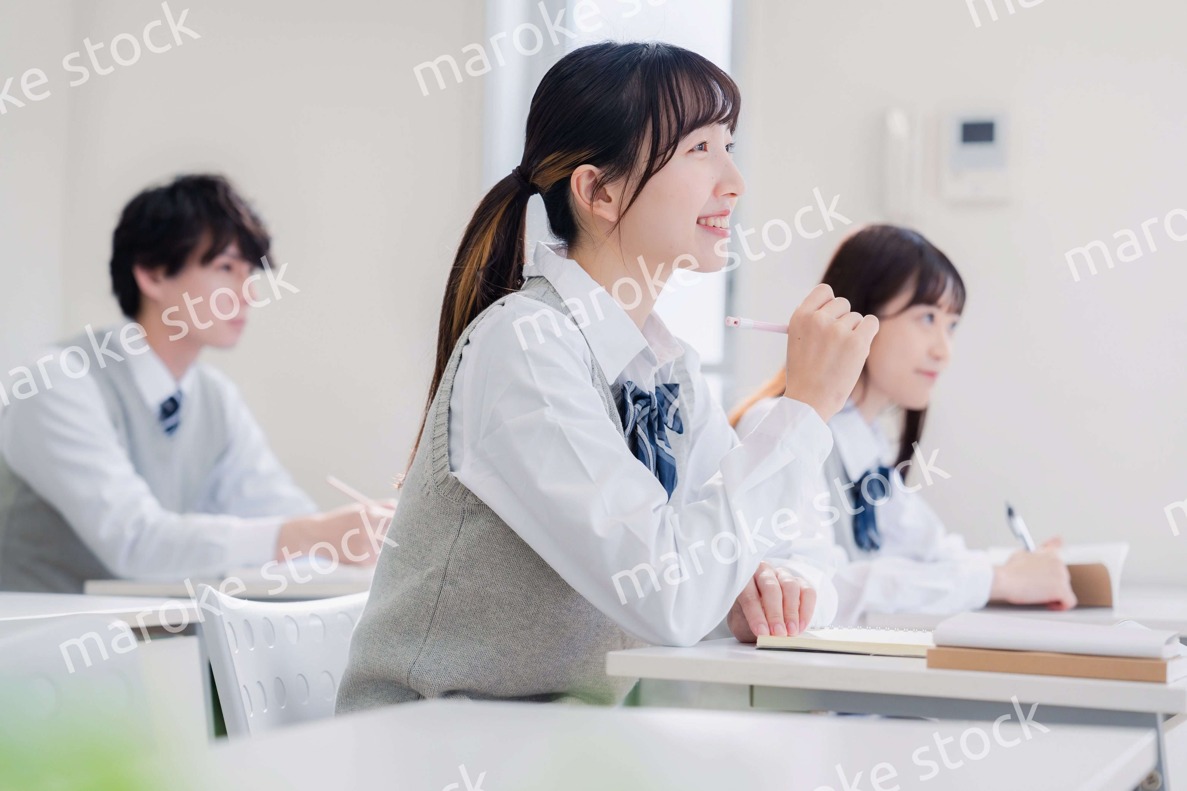 教室で楽しく授業を受ける高校生