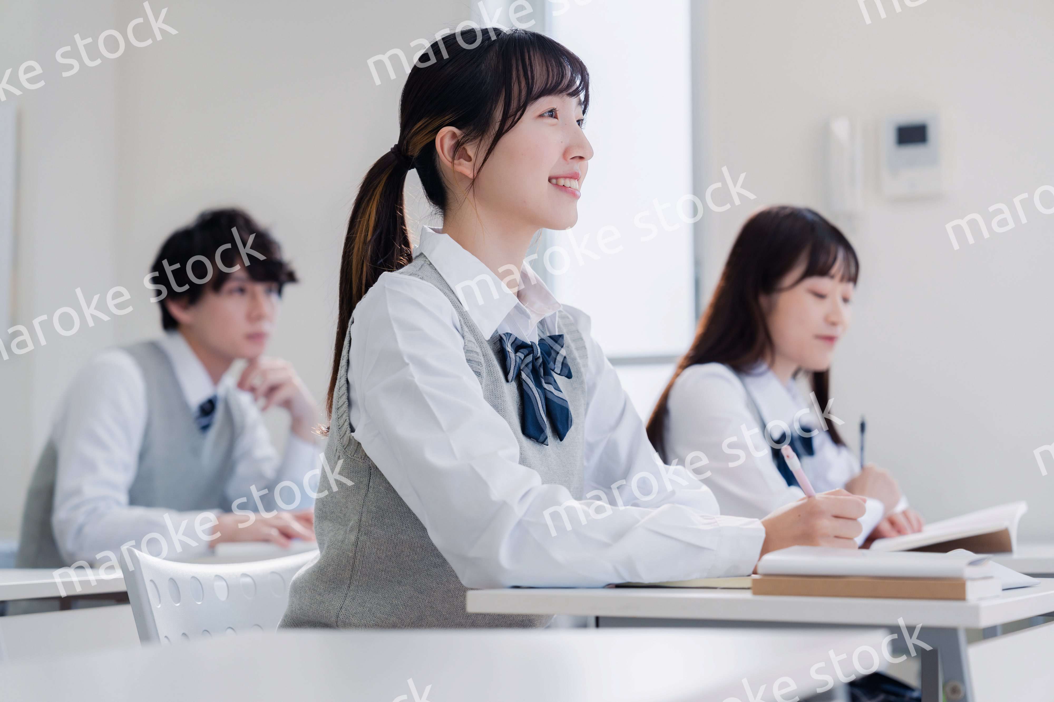 教室で楽しく授業を受ける高校生