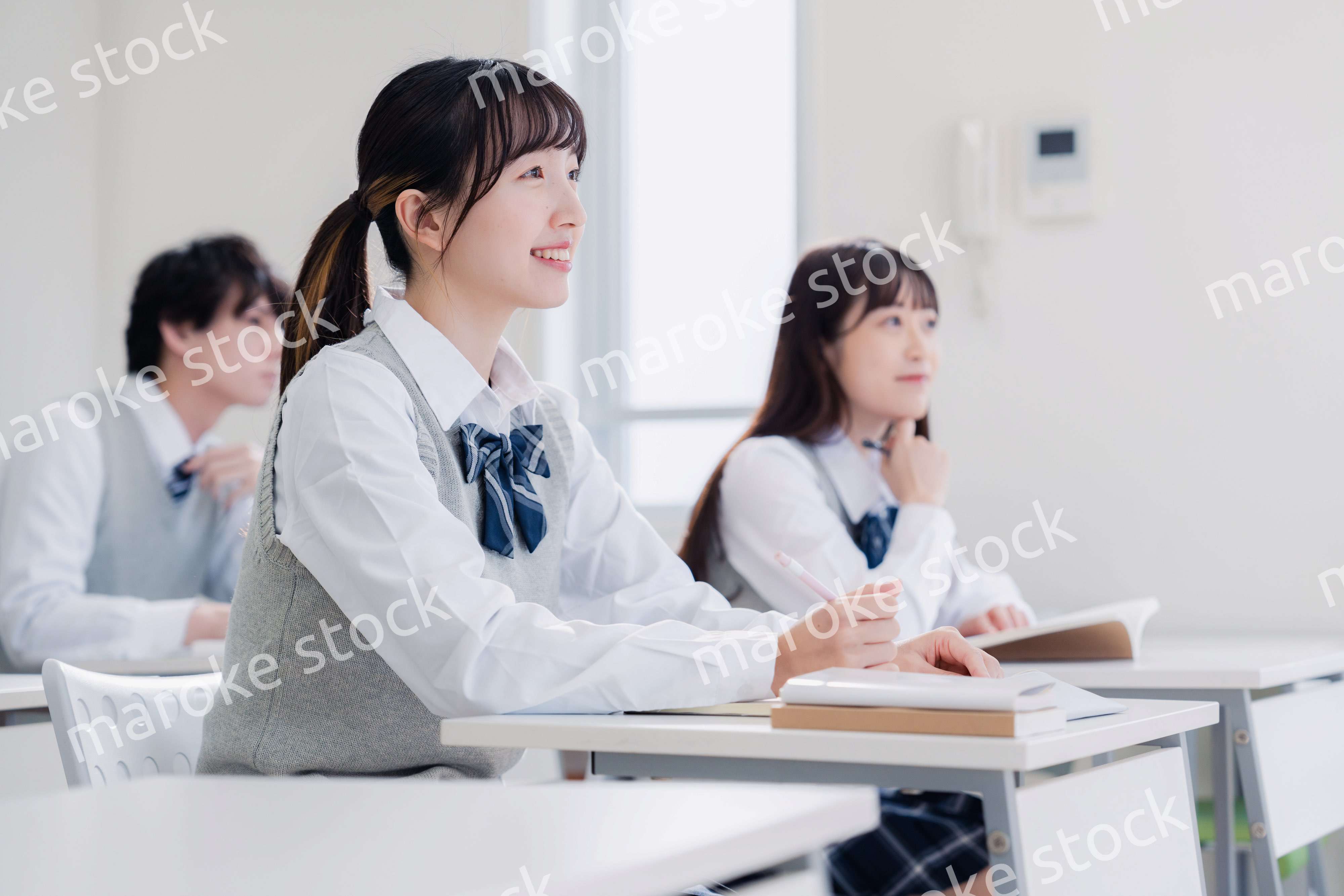 教室で楽しく授業を受ける高校生