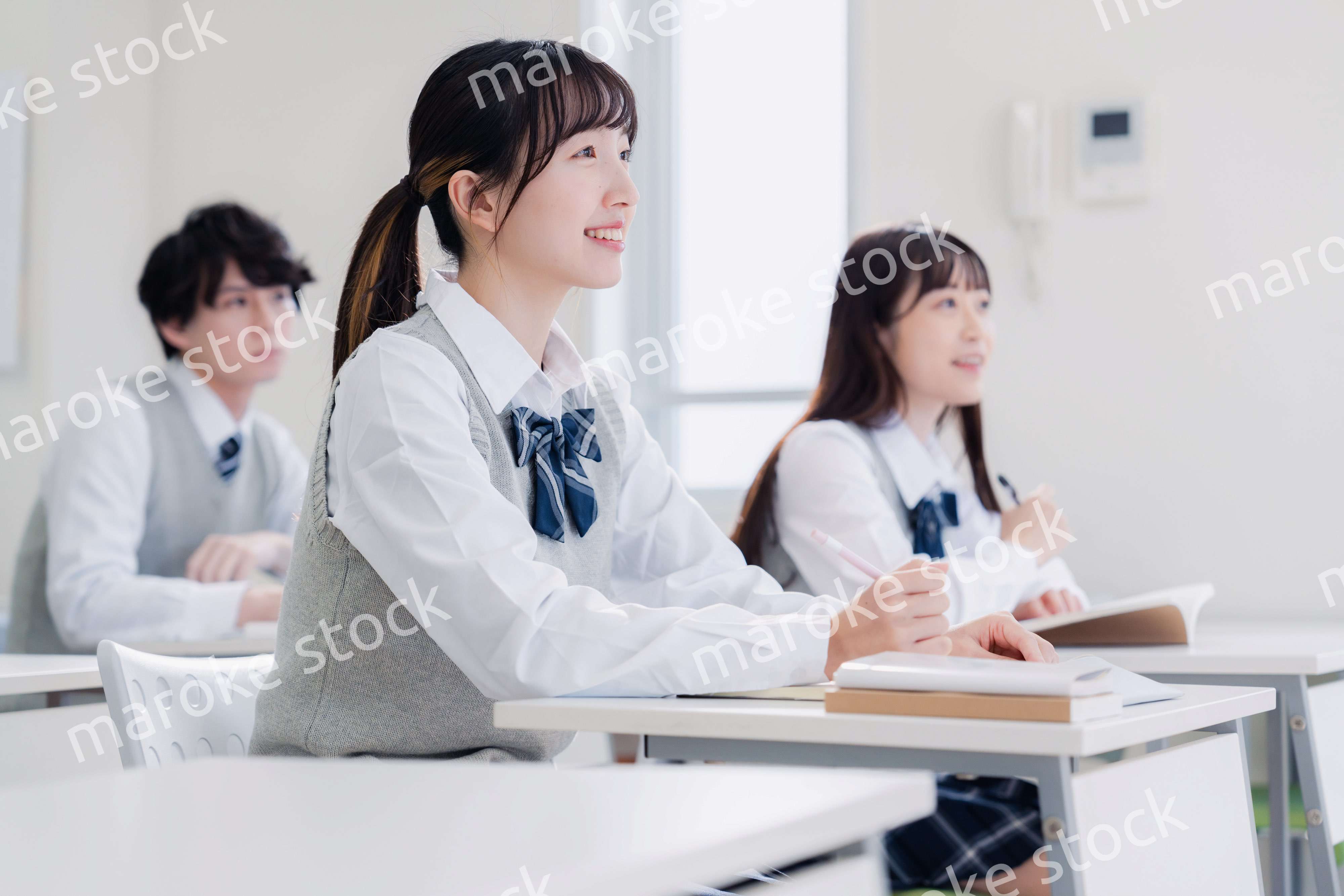 教室で楽しく授業を受ける高校生
