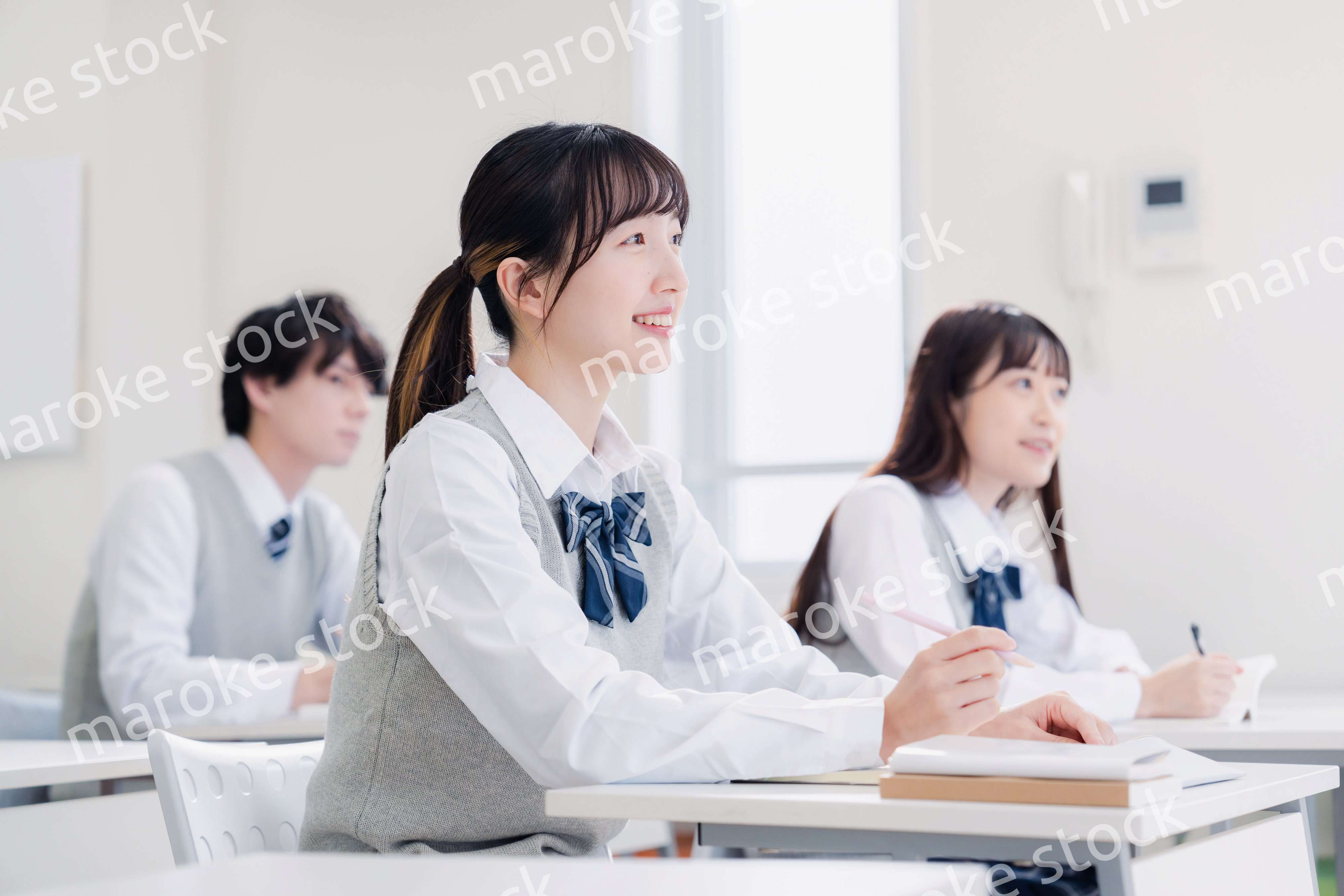 教室で楽しく授業を受ける高校生