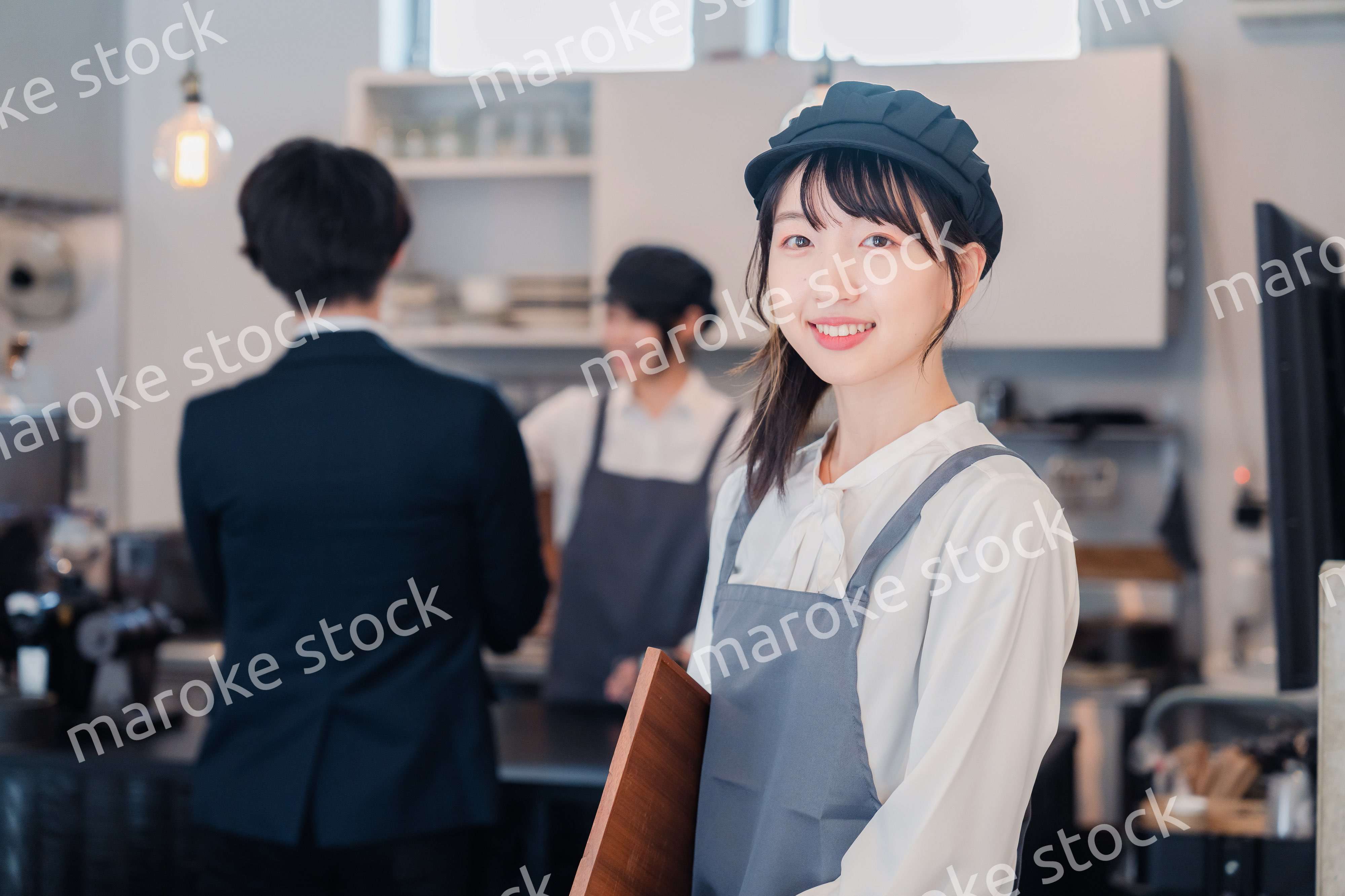 笑顔で働くカフェスタッフ