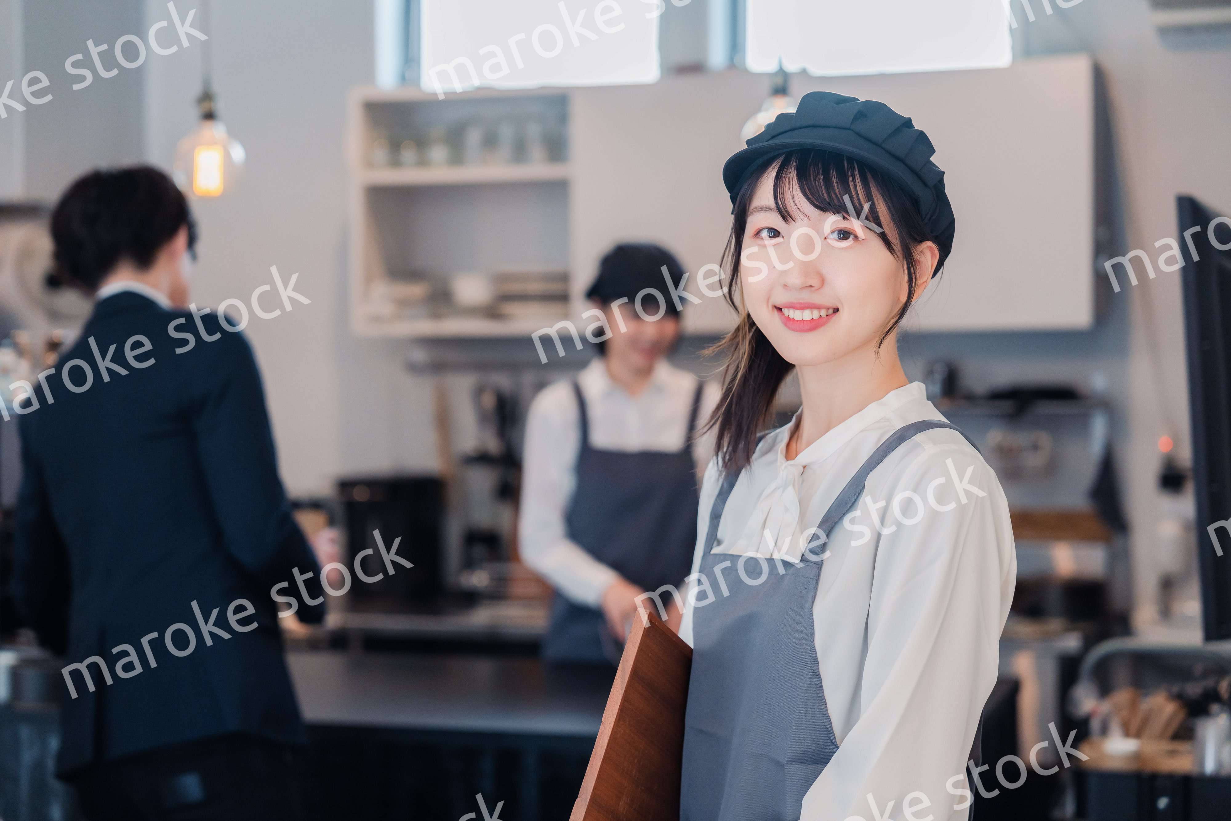 笑顔で働くカフェスタッフ