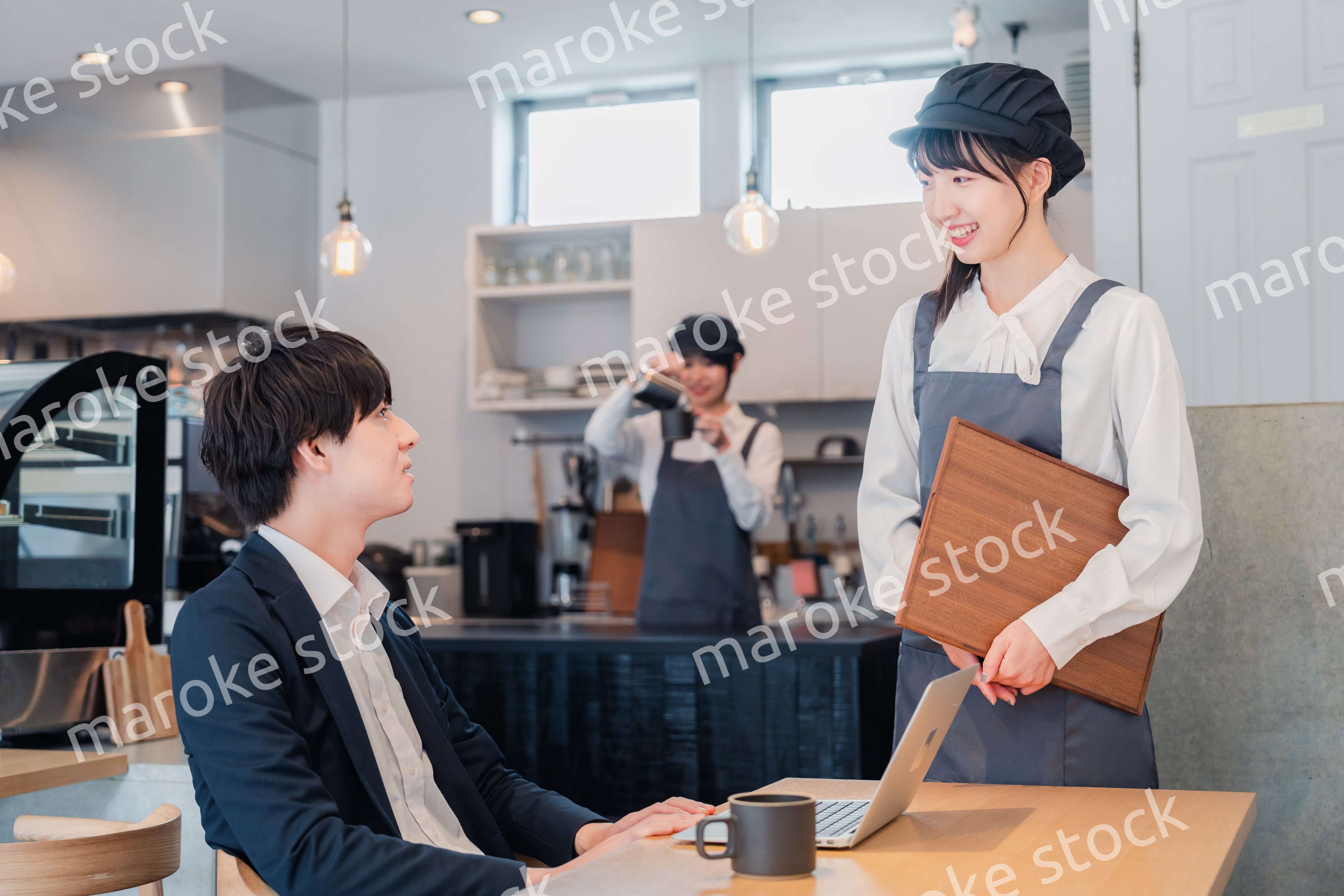 笑顔で働くカフェスタッフ