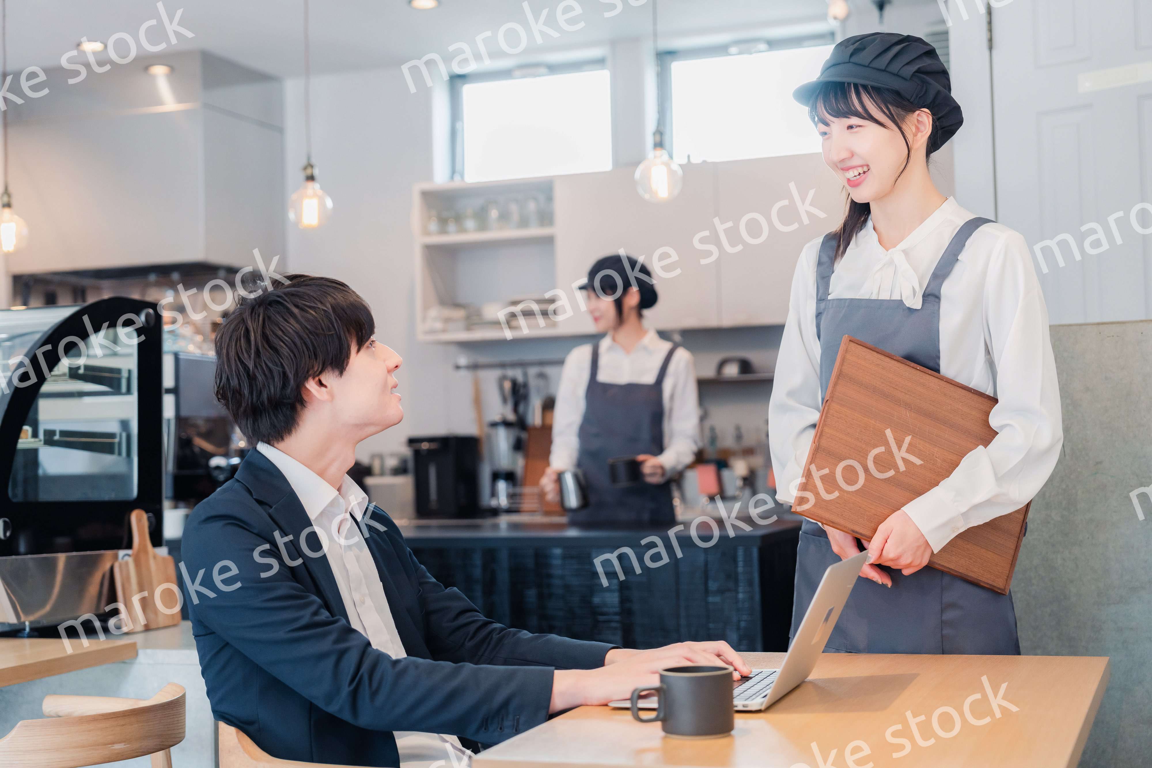 笑顔で働くカフェスタッフ