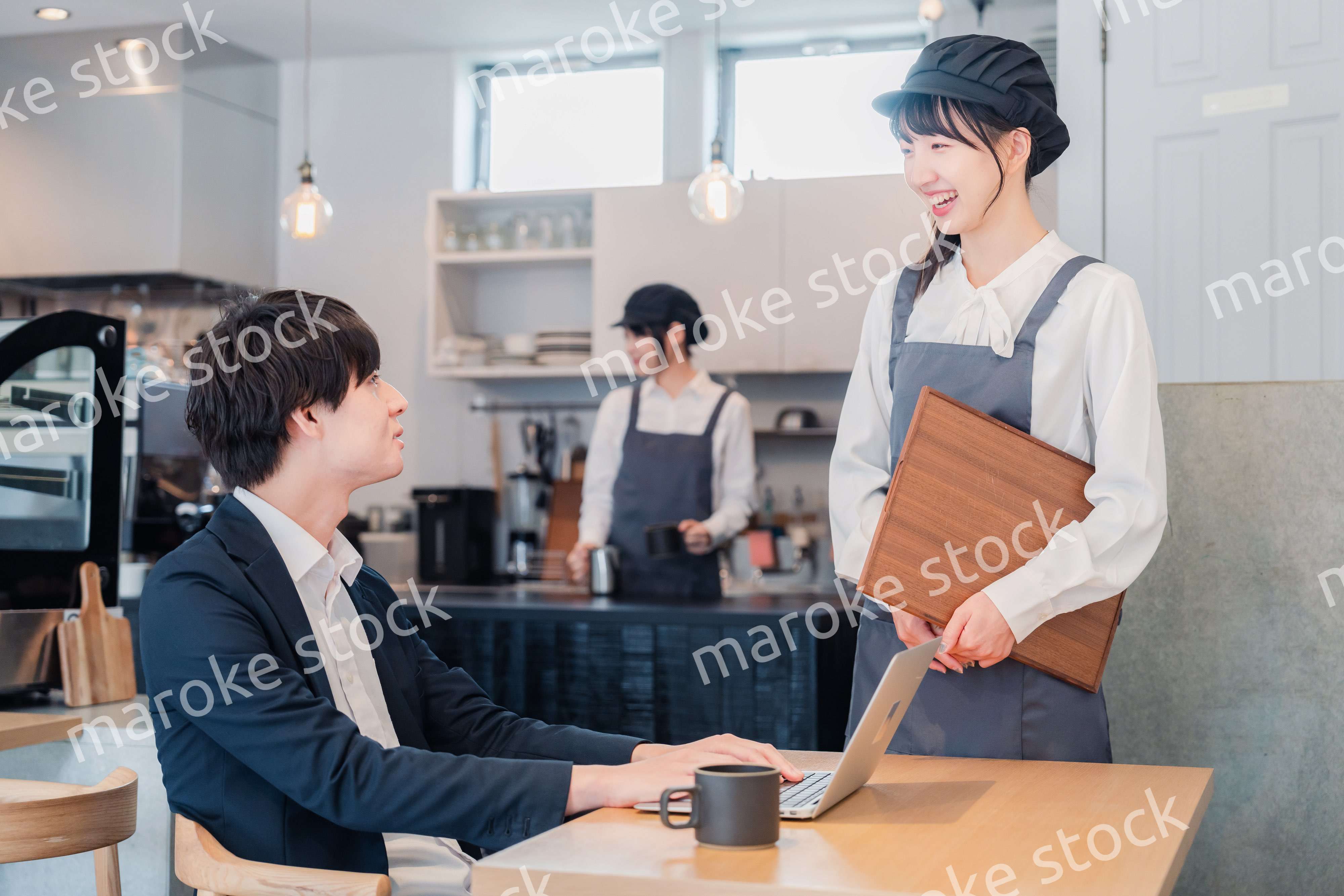 笑顔で働くカフェスタッフ