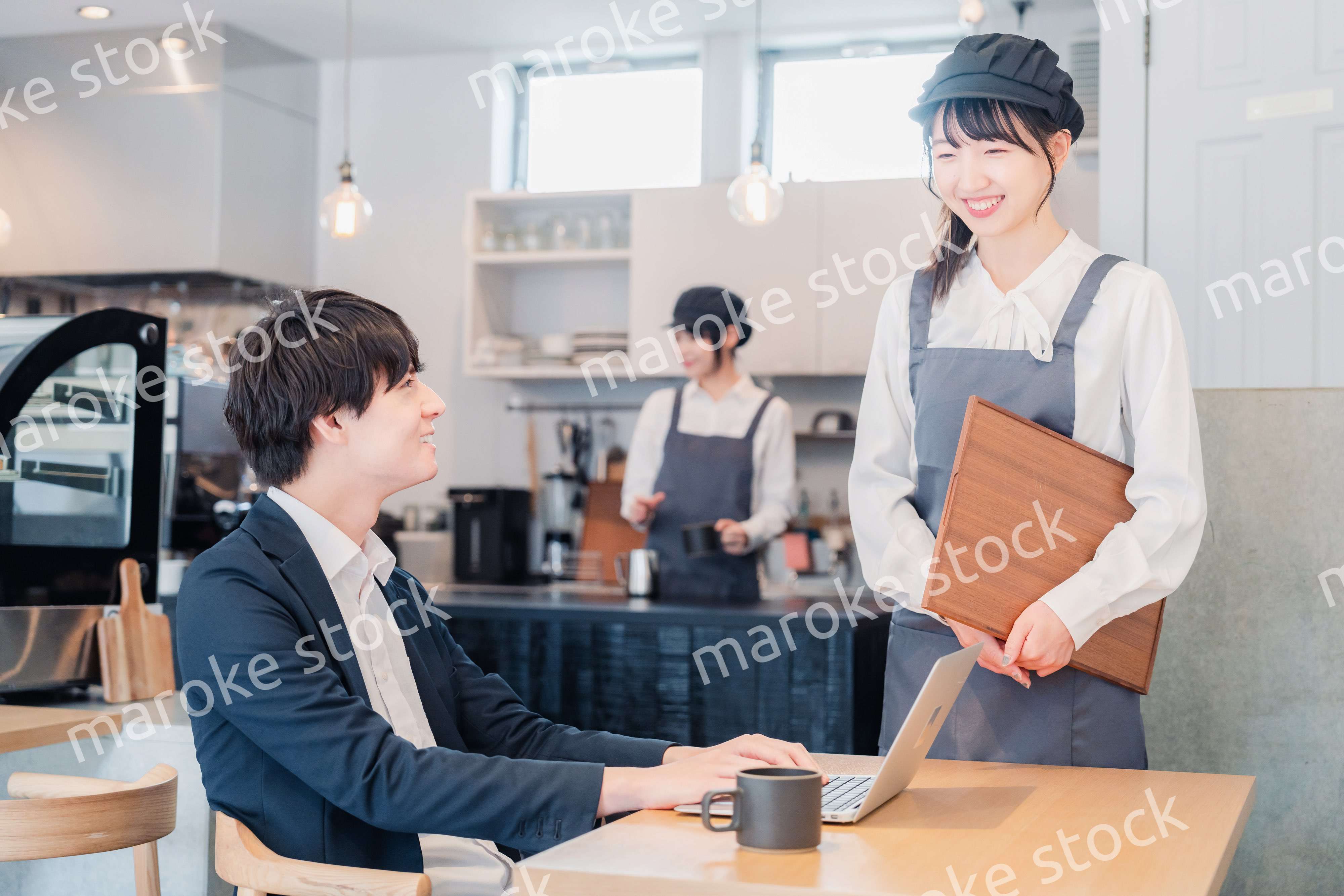 笑顔で働くカフェスタッフ