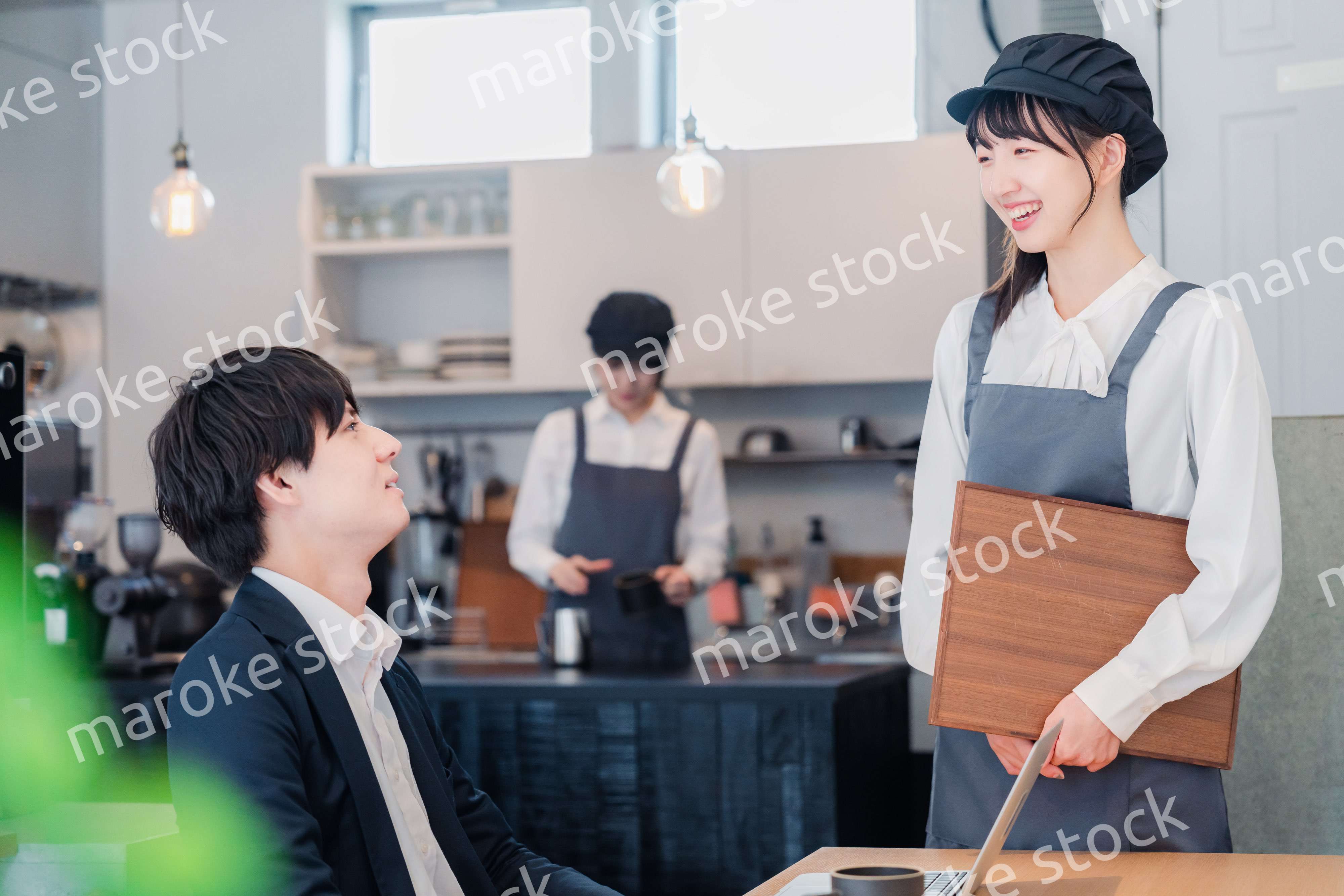 笑顔で働くカフェスタッフ