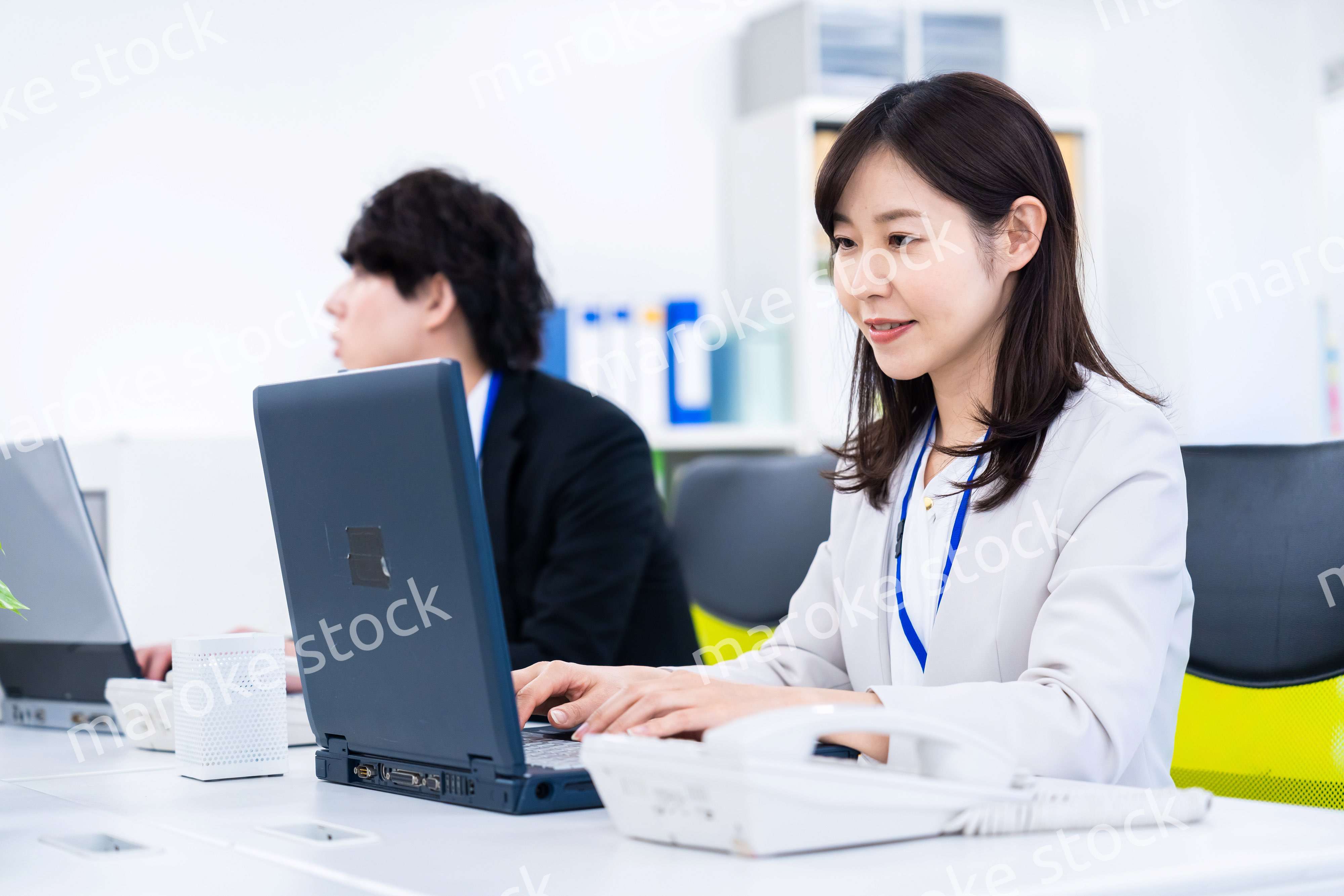 笑顔でデスクワークをする女性