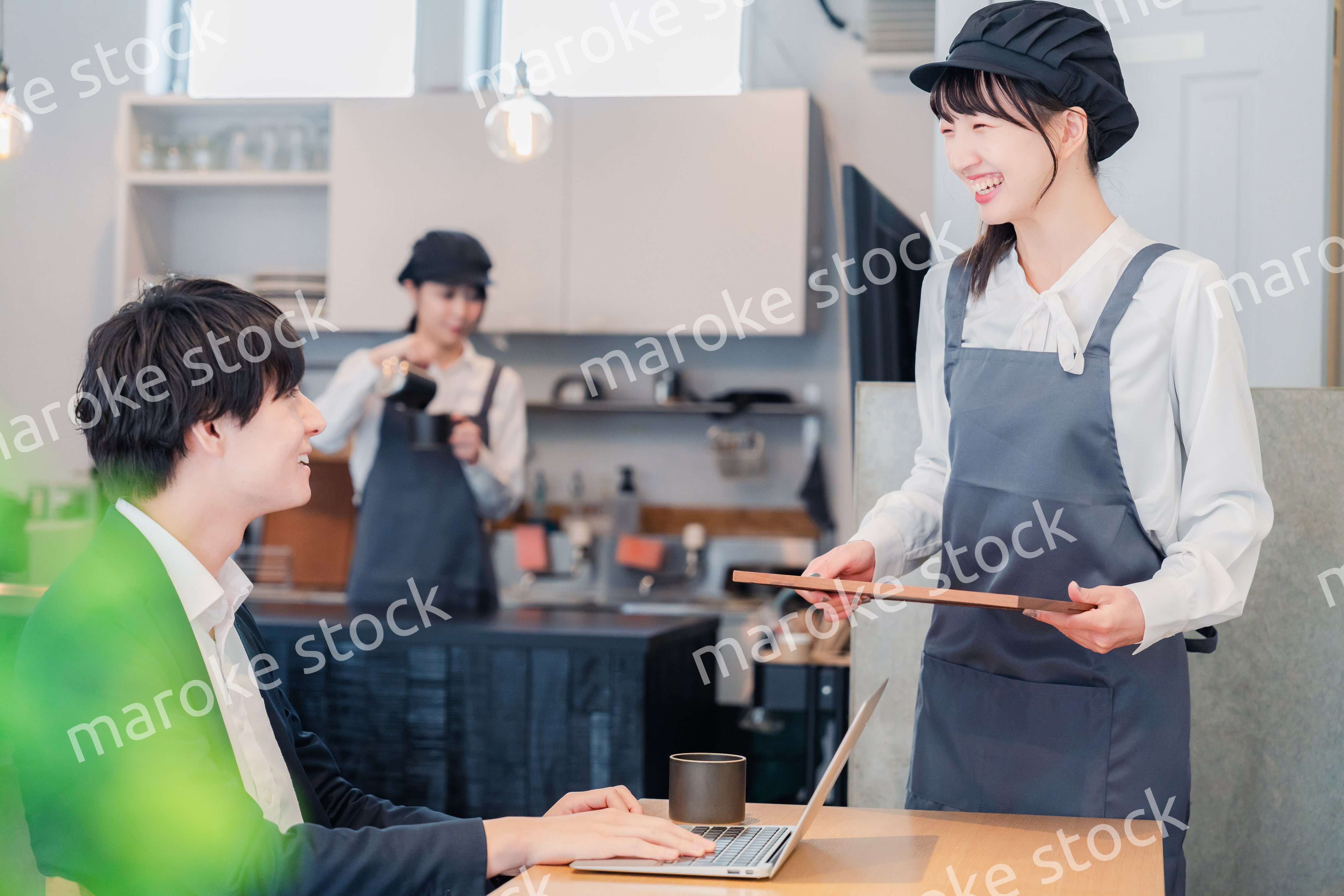笑顔で働くカフェスタッフ