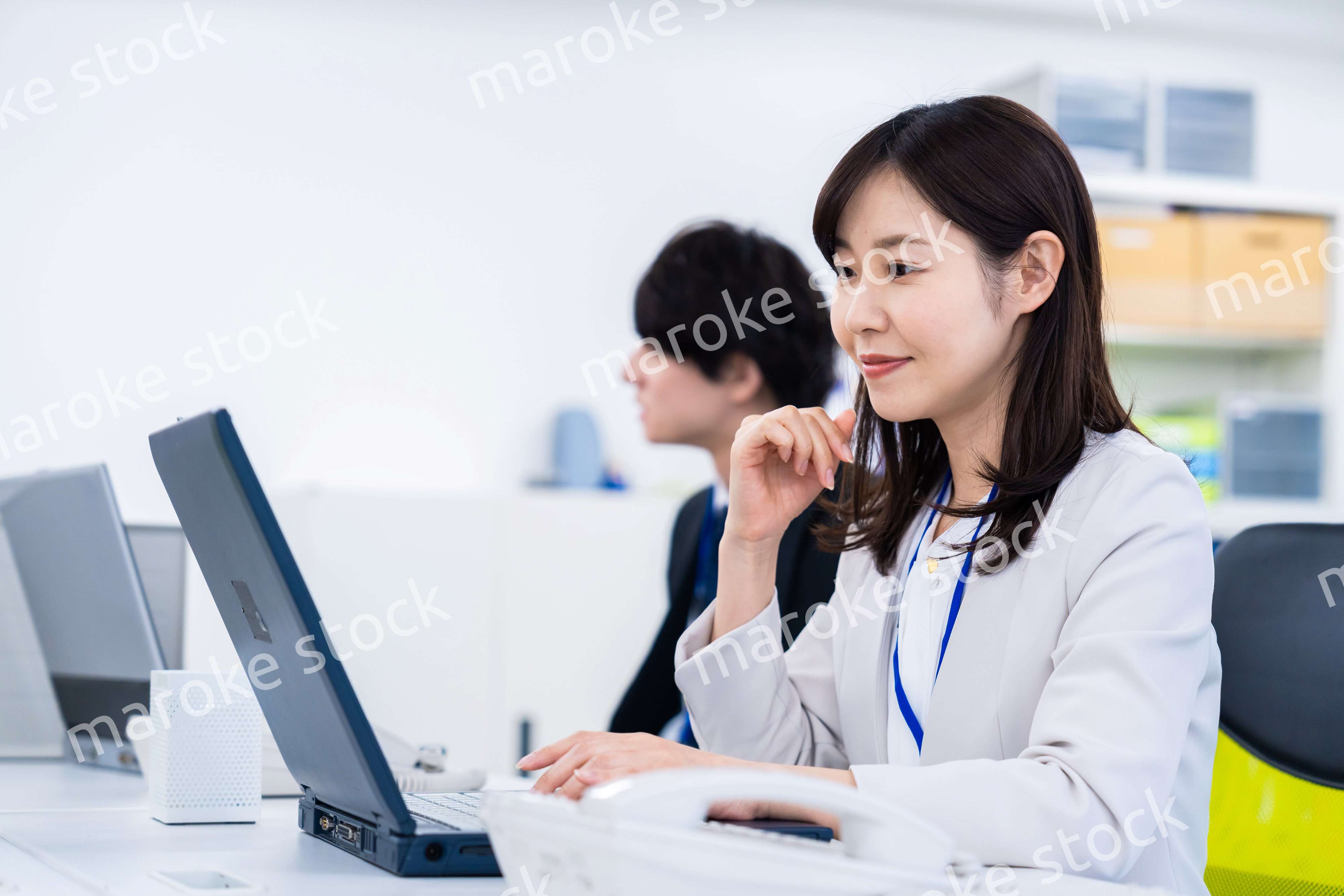 笑顔でデスクワークをする女性