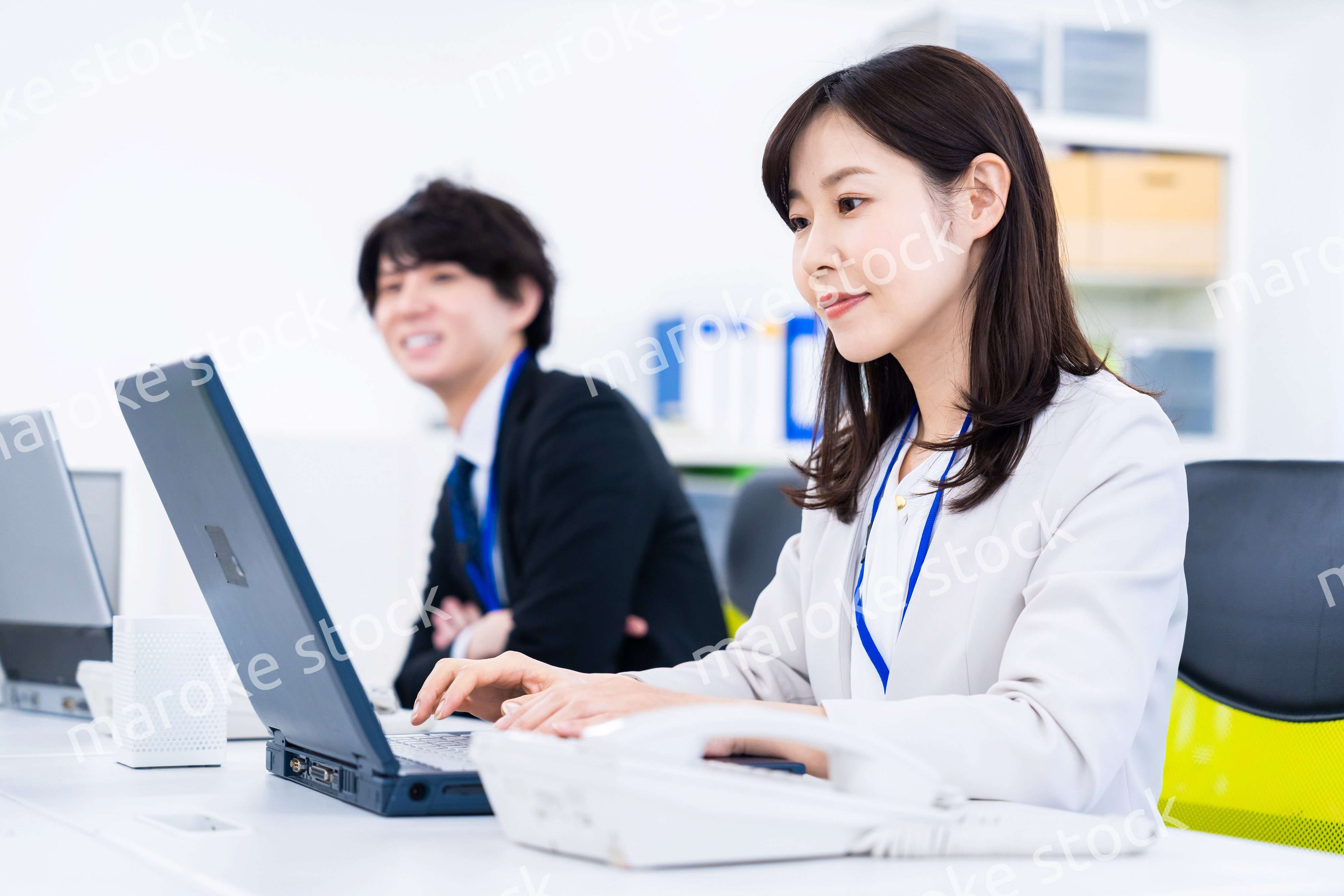 笑顔でデスクワークをする女性