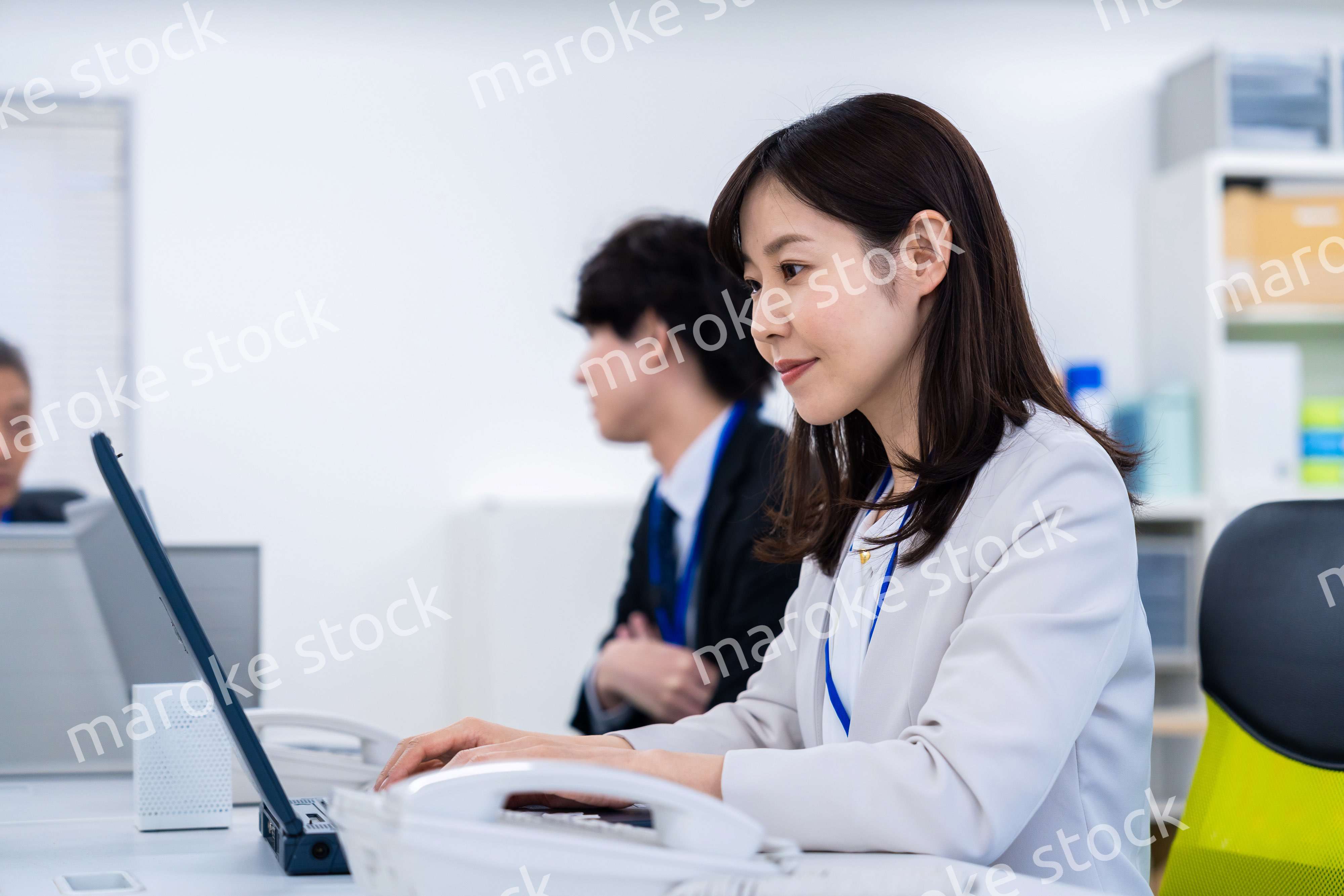 笑顔でデスクワークをする女性