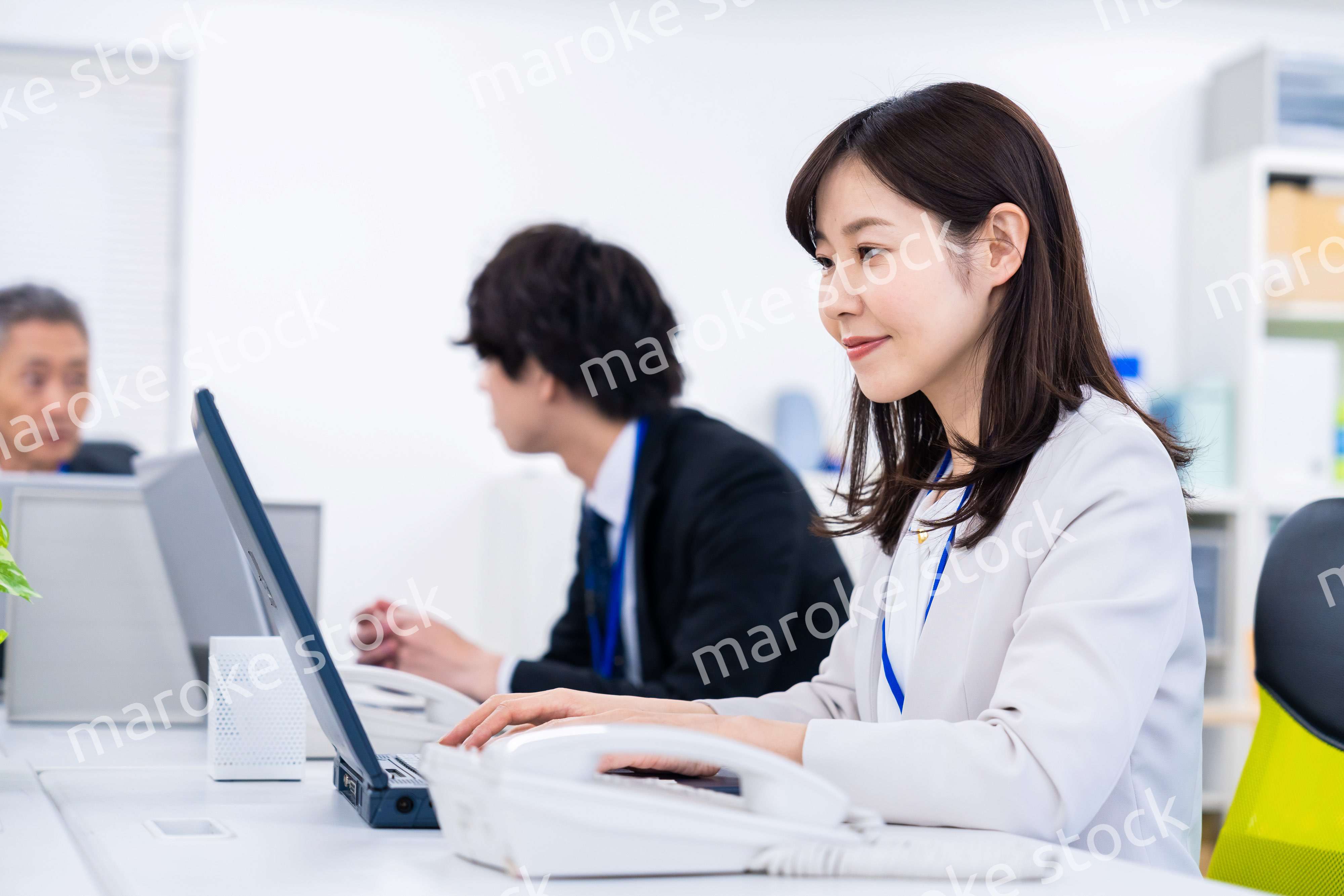 楽しくオフィスで仕事をするスタッフ