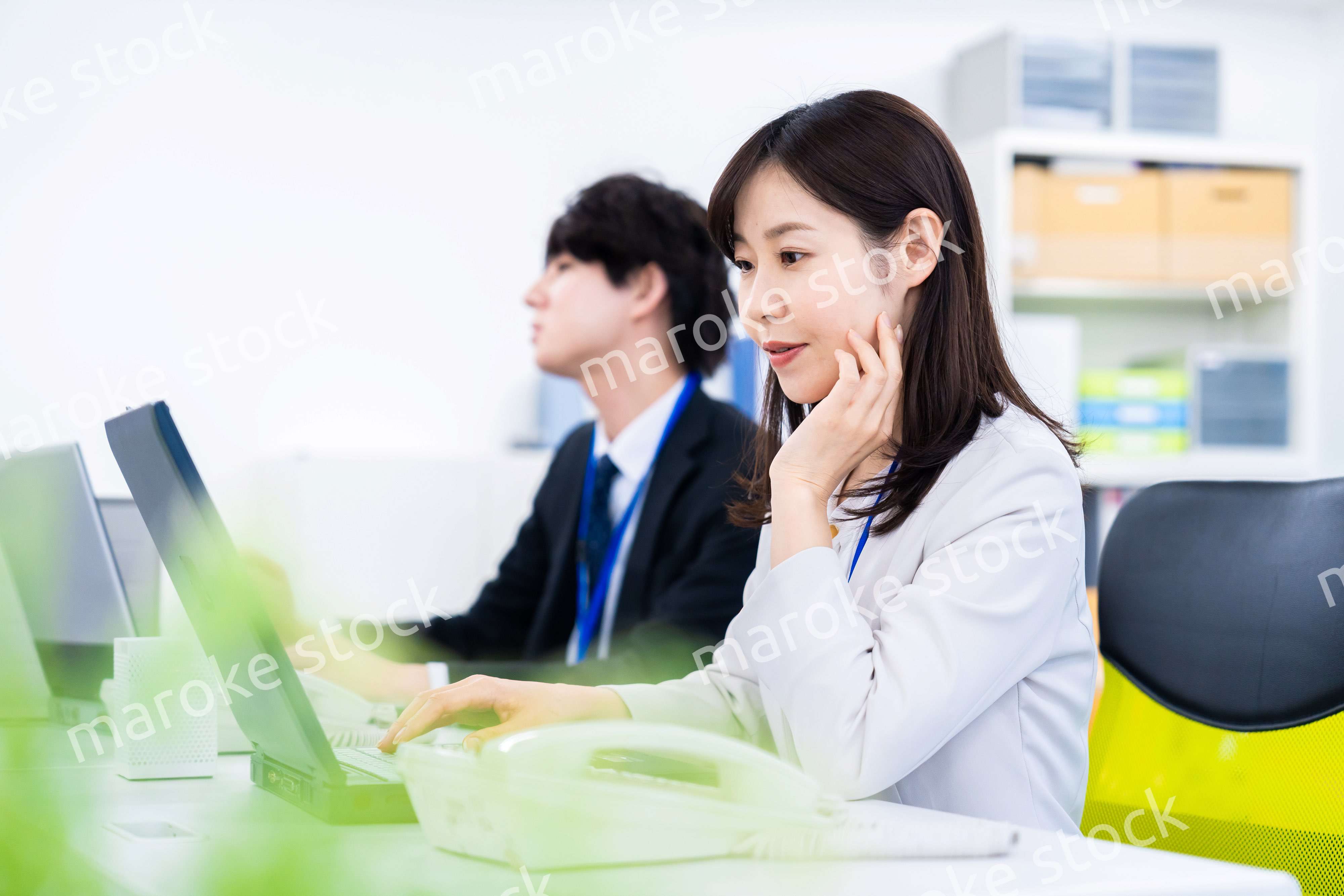 笑顔でデスクワークをする女性