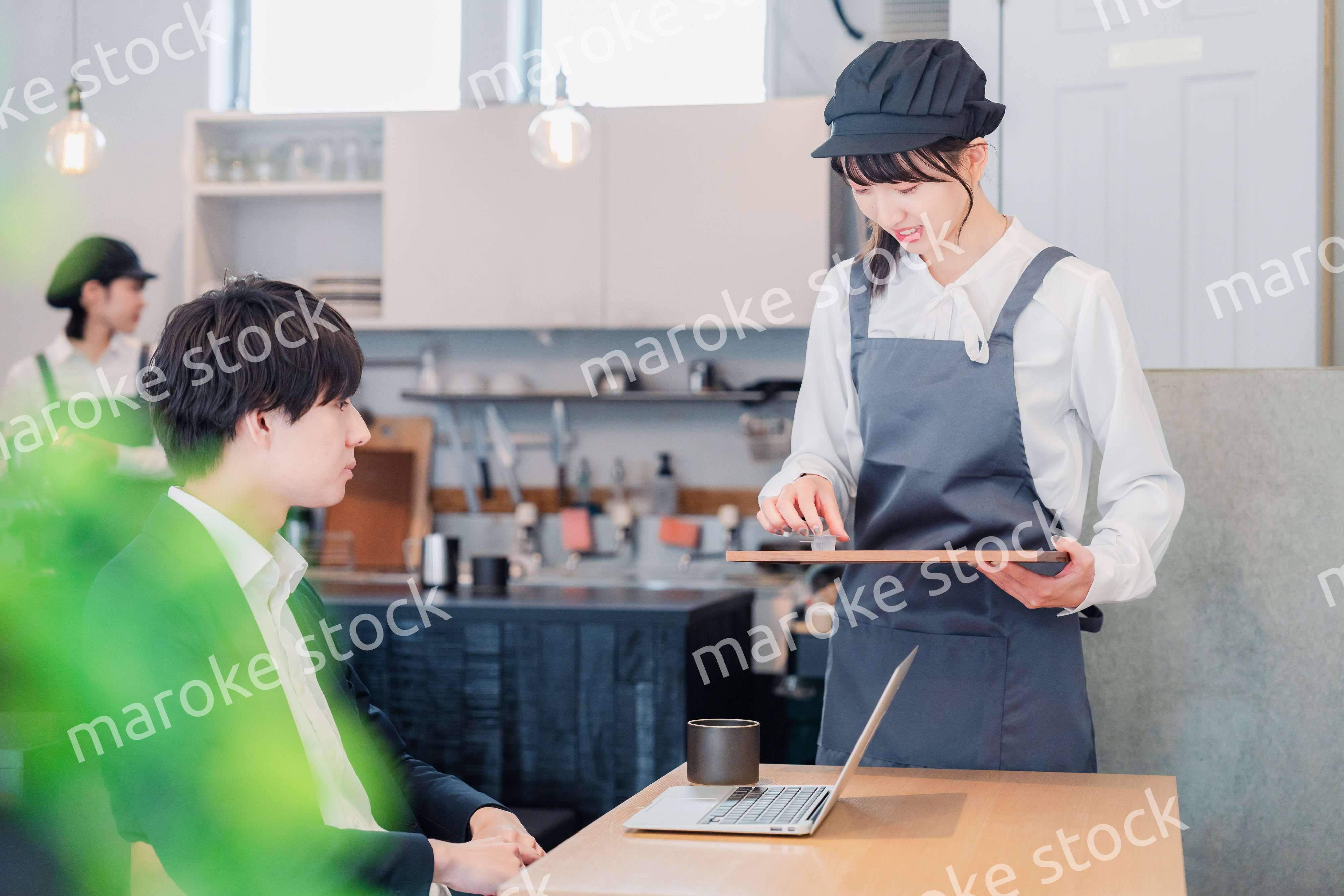 笑顔で働くカフェスタッフ