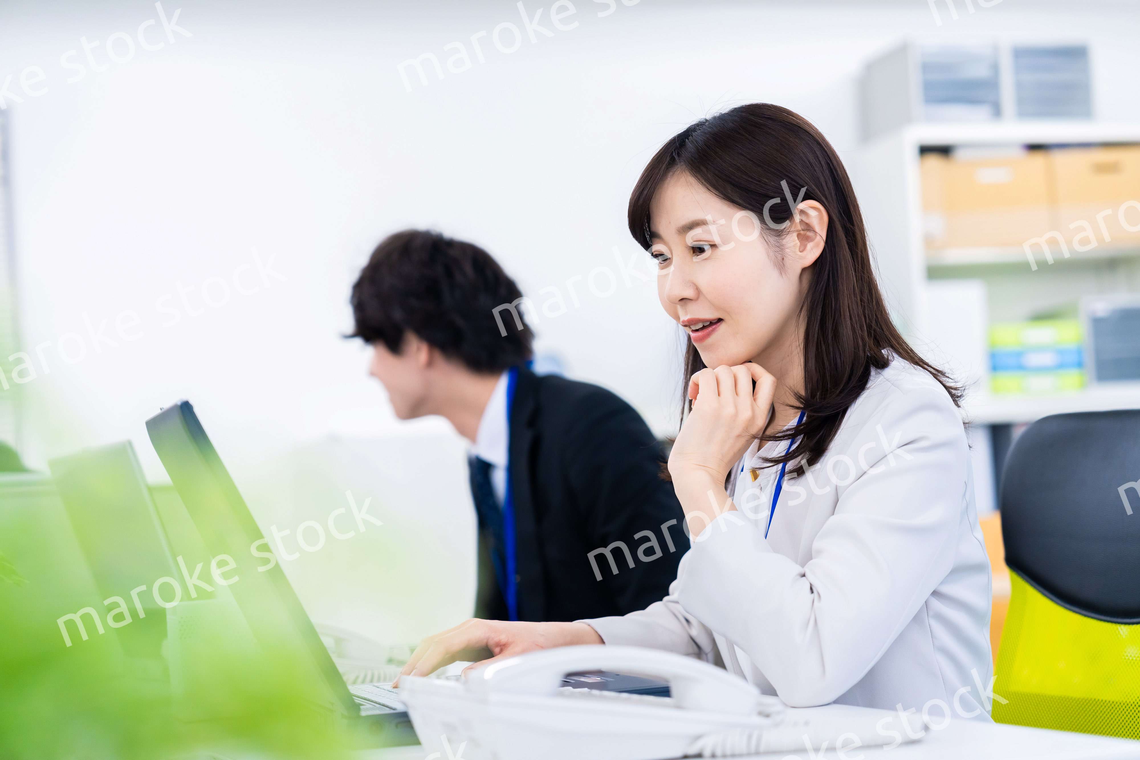 笑顔でデスクワークをする女性