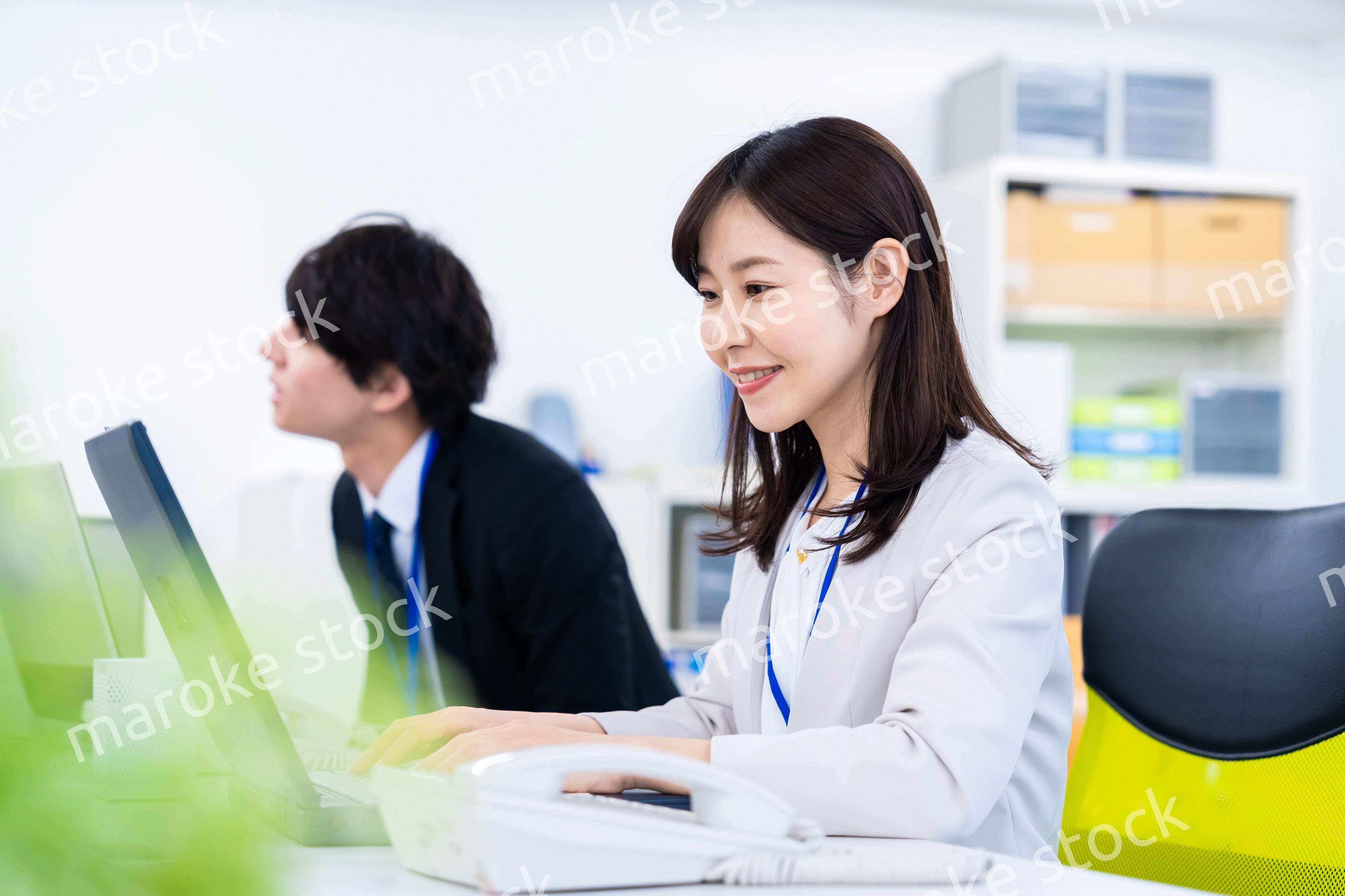 笑顔でデスクワークをする女性