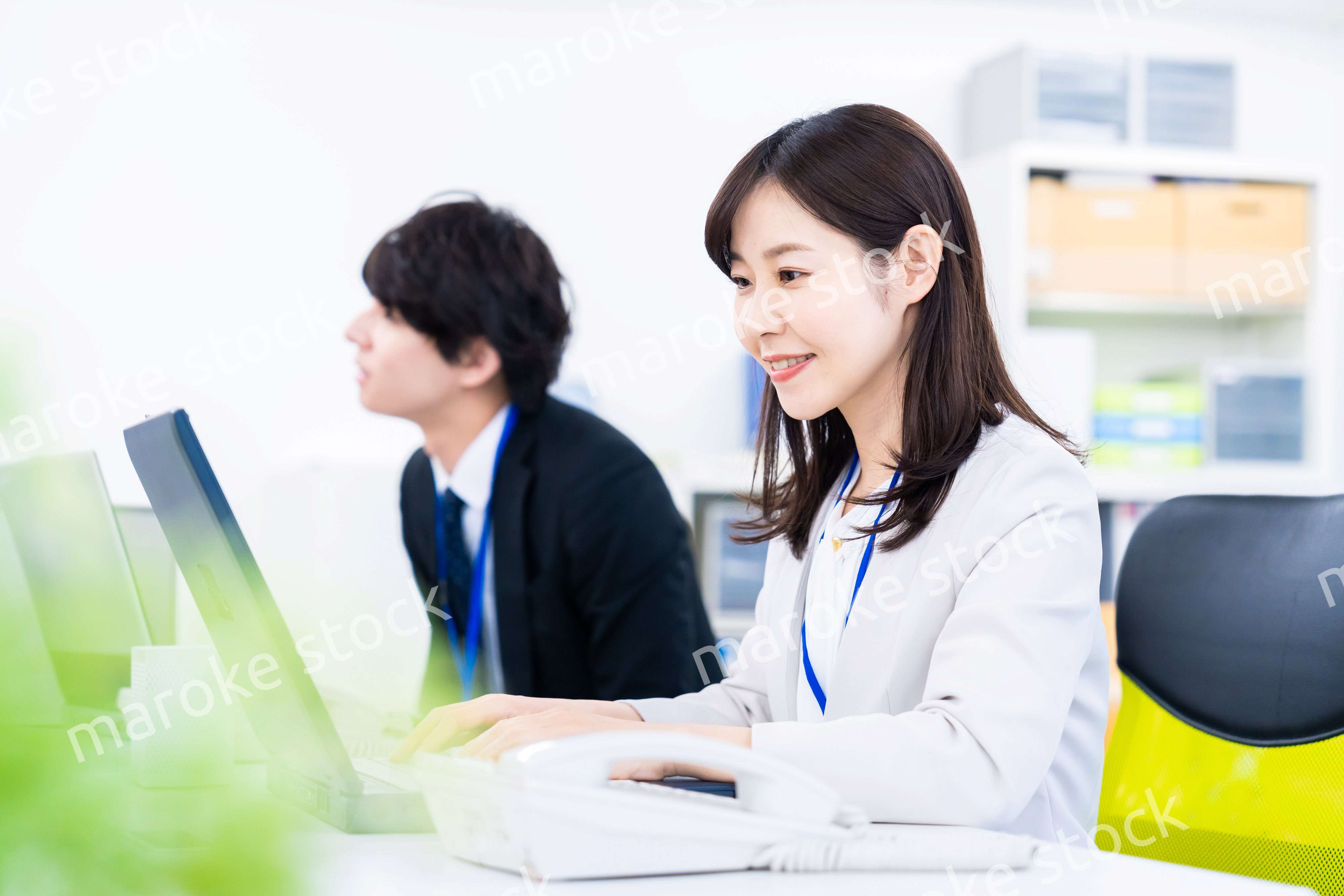 笑顔でデスクワークをする女性