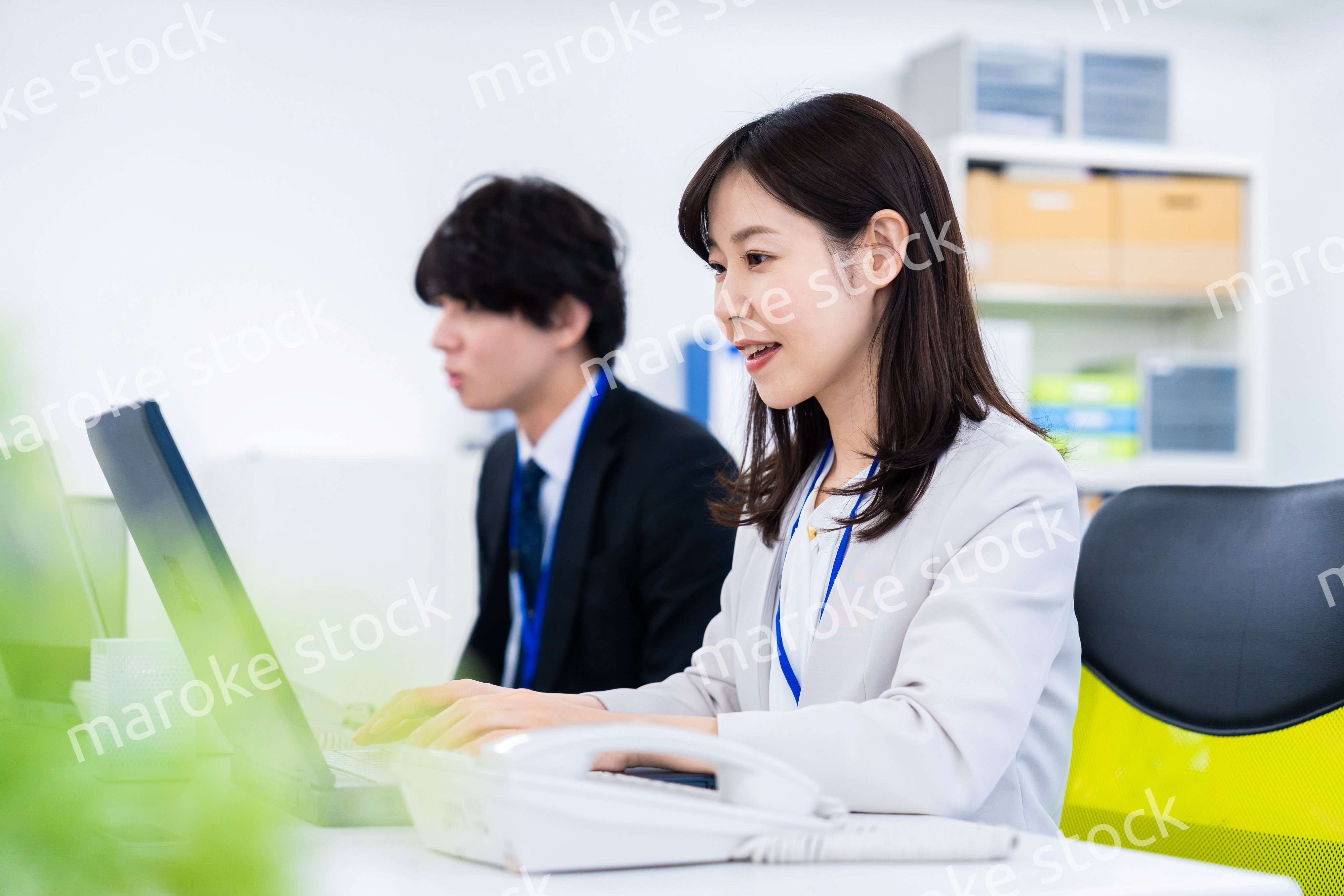 笑顔でデスクワークをする女性