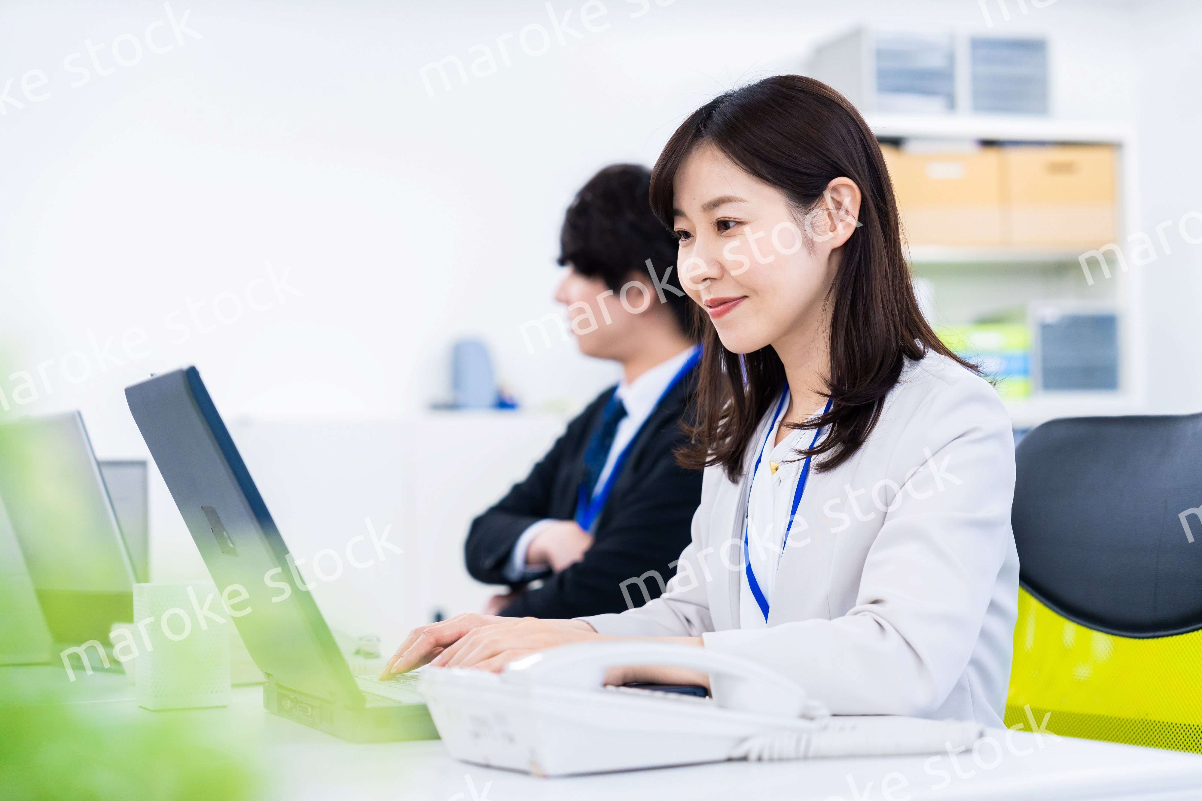 笑顔でデスクワークをする女性