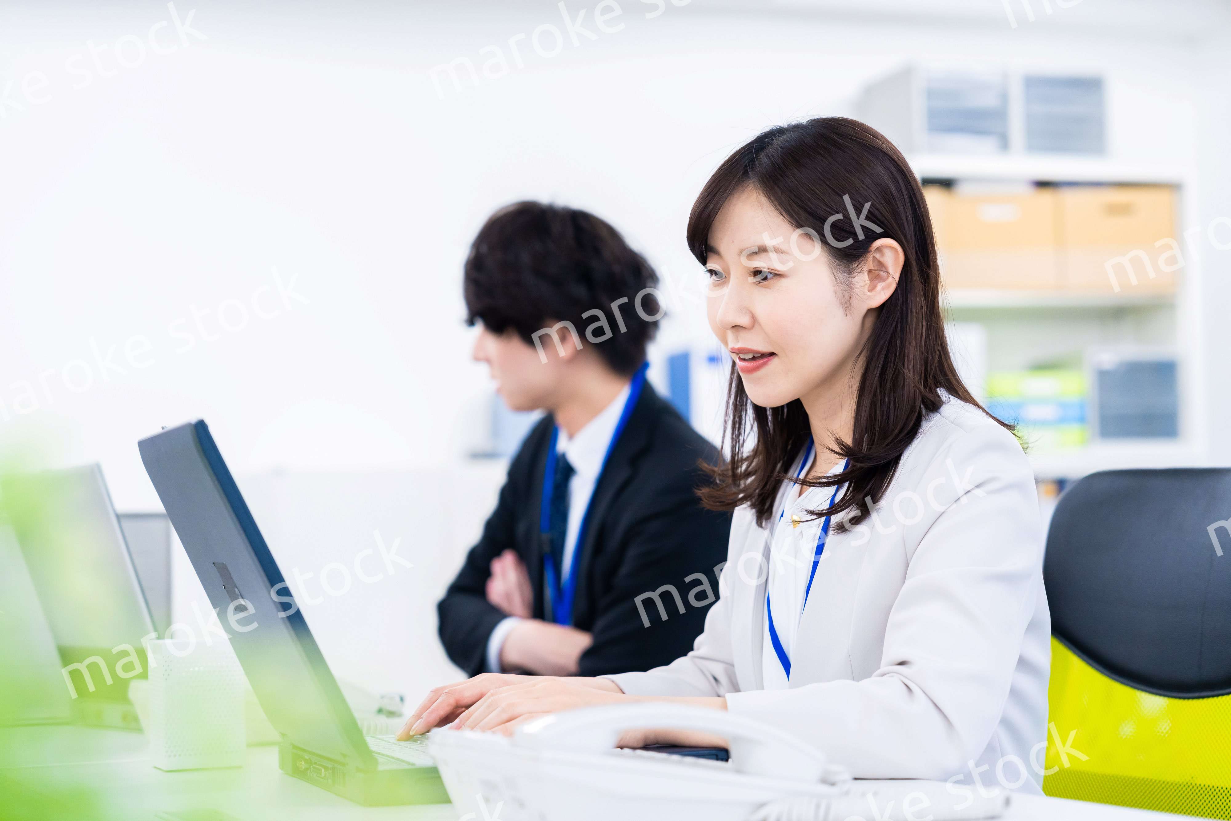 笑顔でデスクワークをする女性