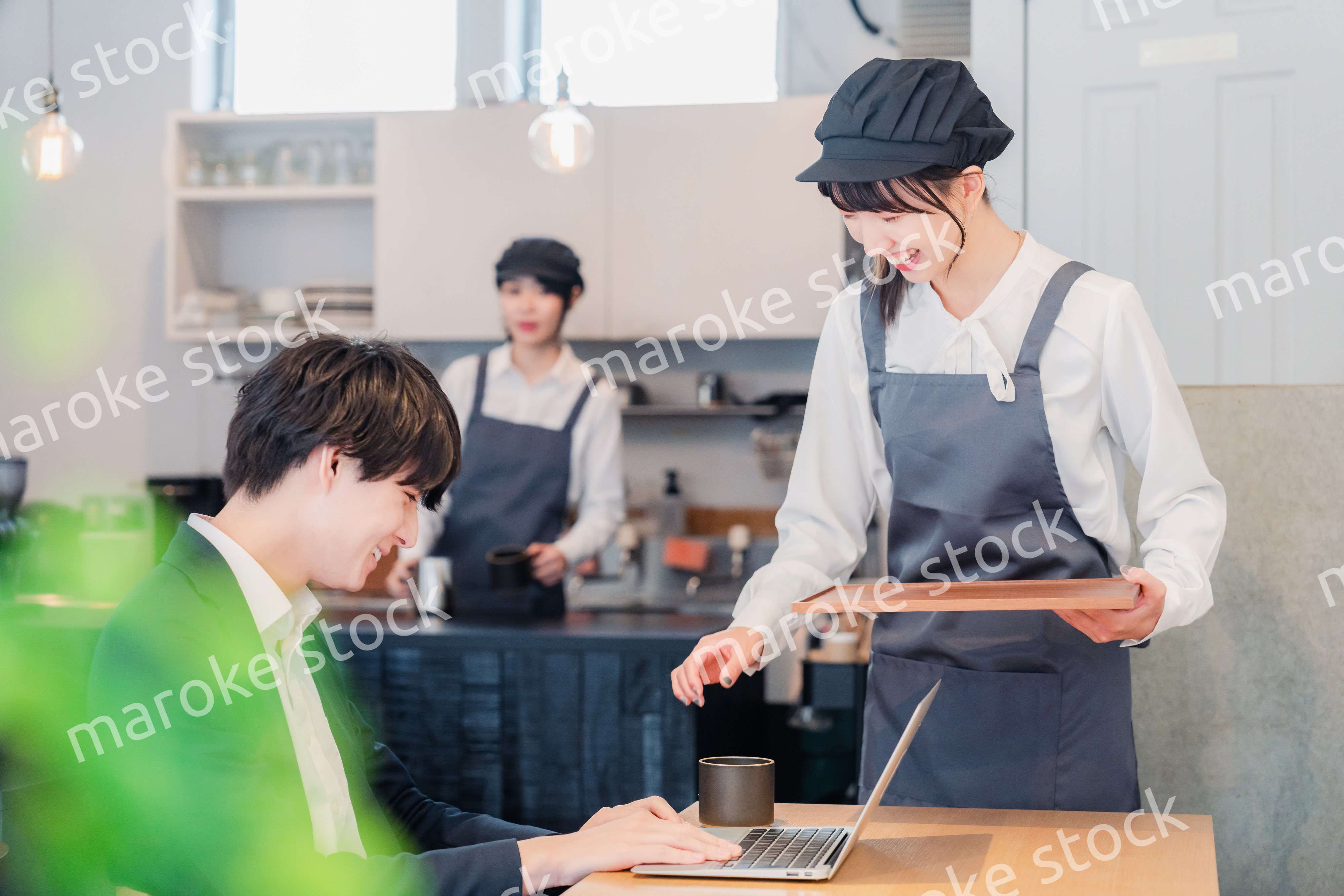 笑顔で働くカフェスタッフ