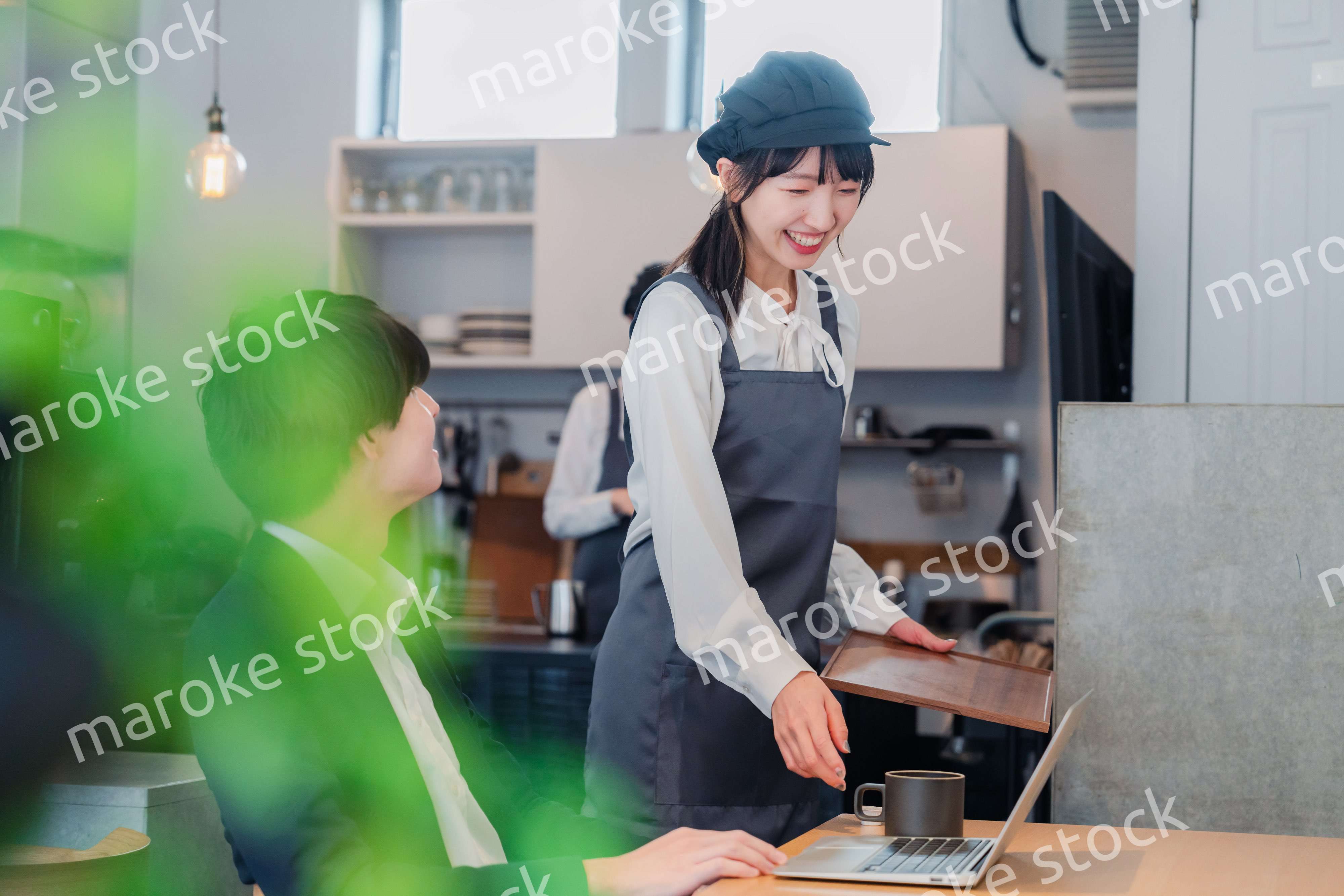笑顔で働くカフェスタッフ