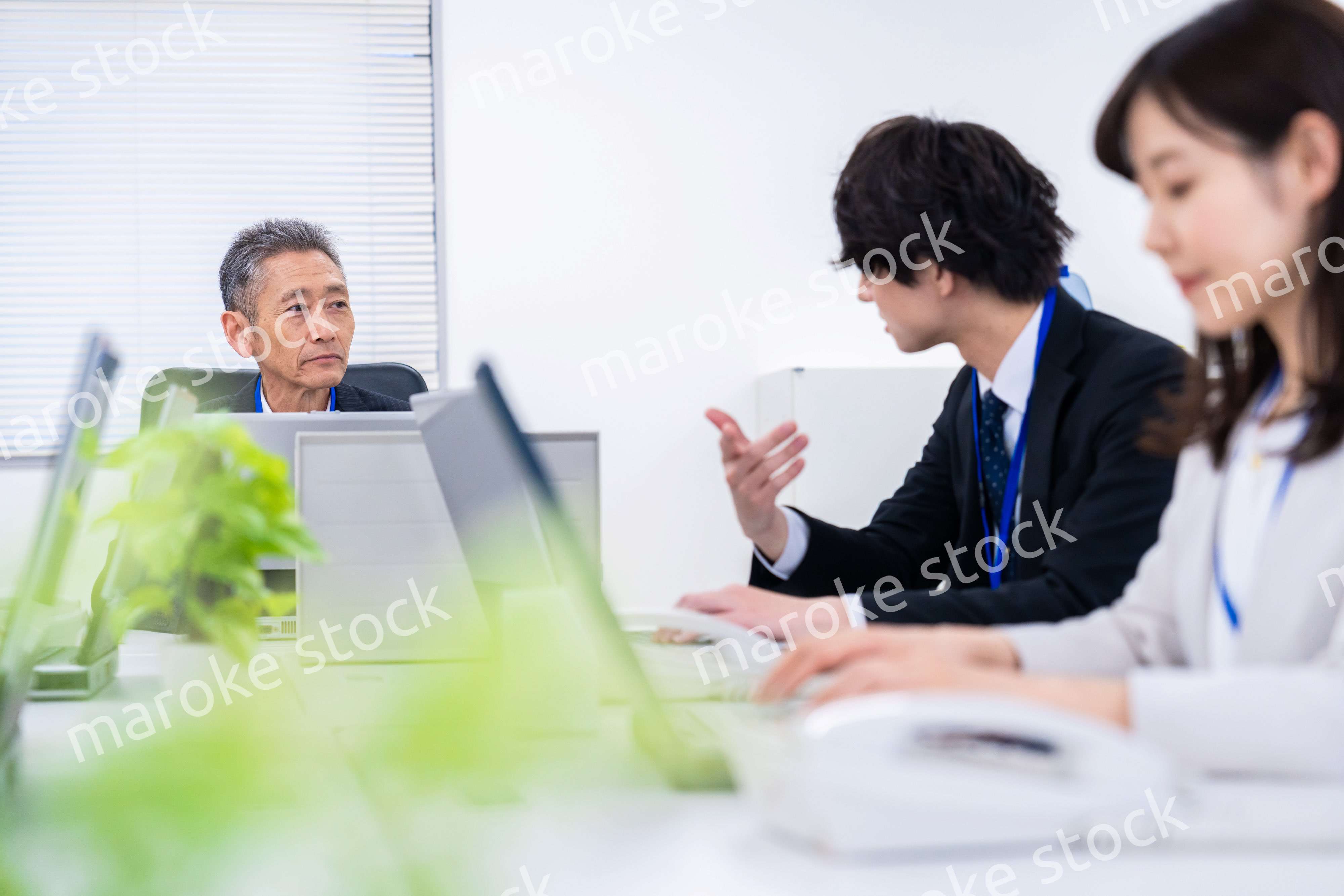 楽しくオフィスで仕事をするスタッフ