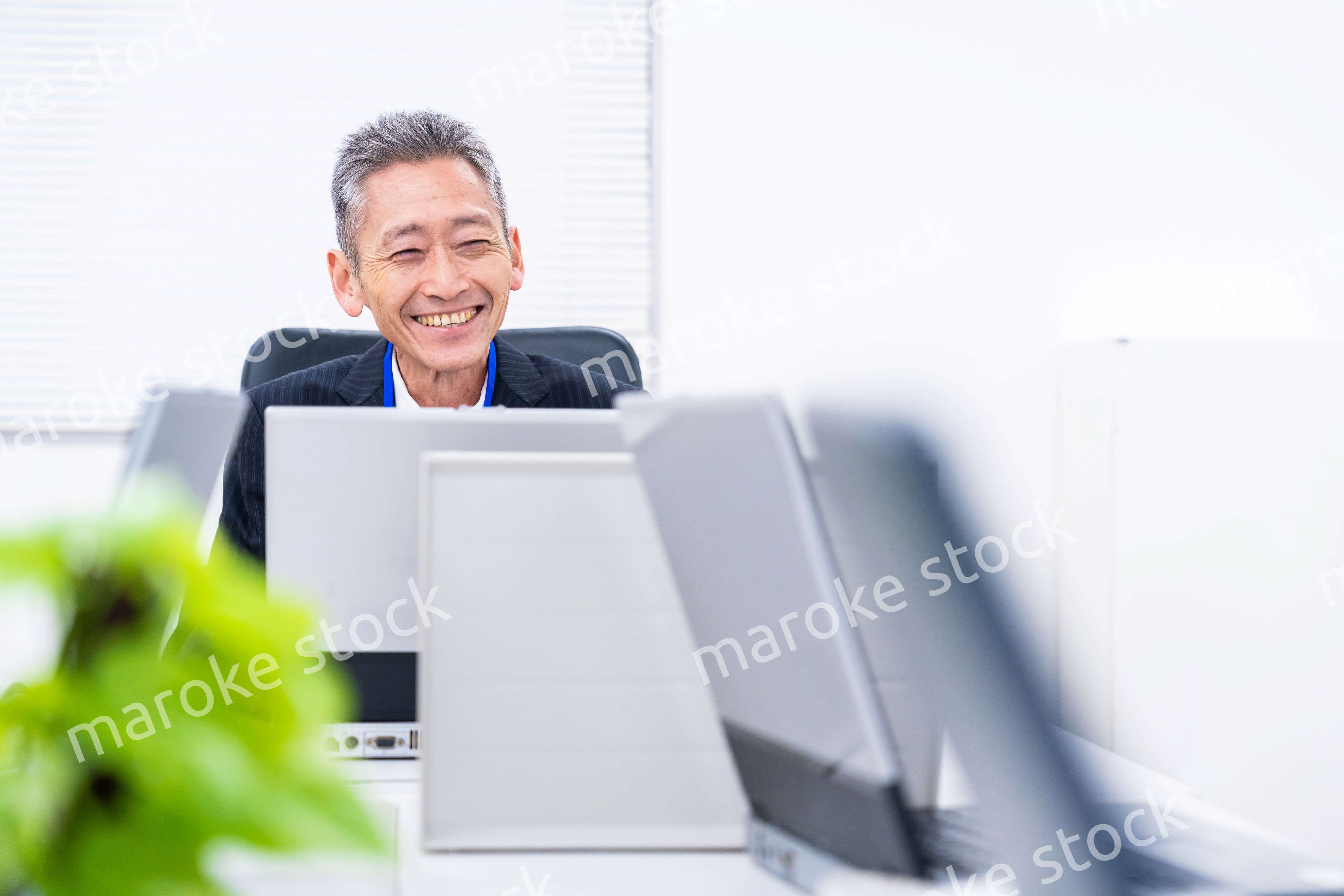 楽しくオフィスで仕事をするスタッフ