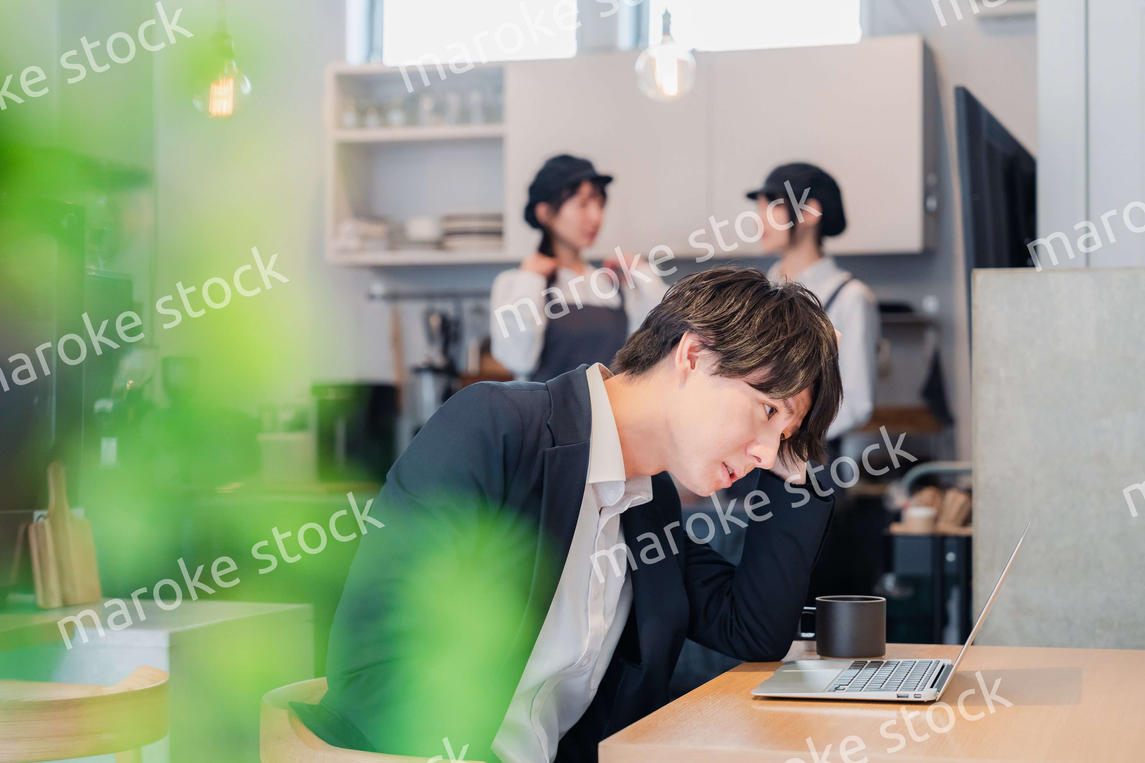 カフェでリモートワークをする男性