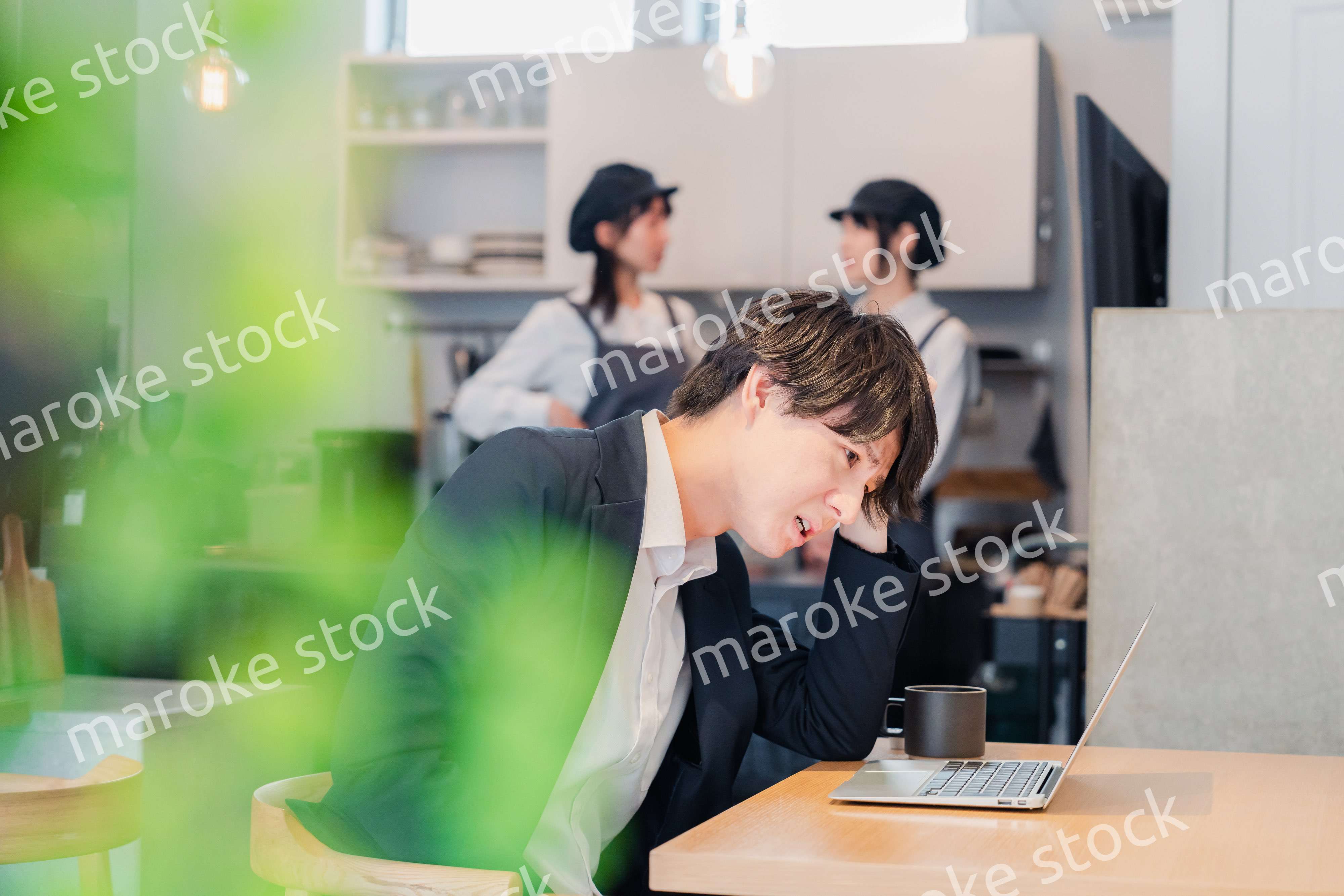 カフェでリモートワークをする男性