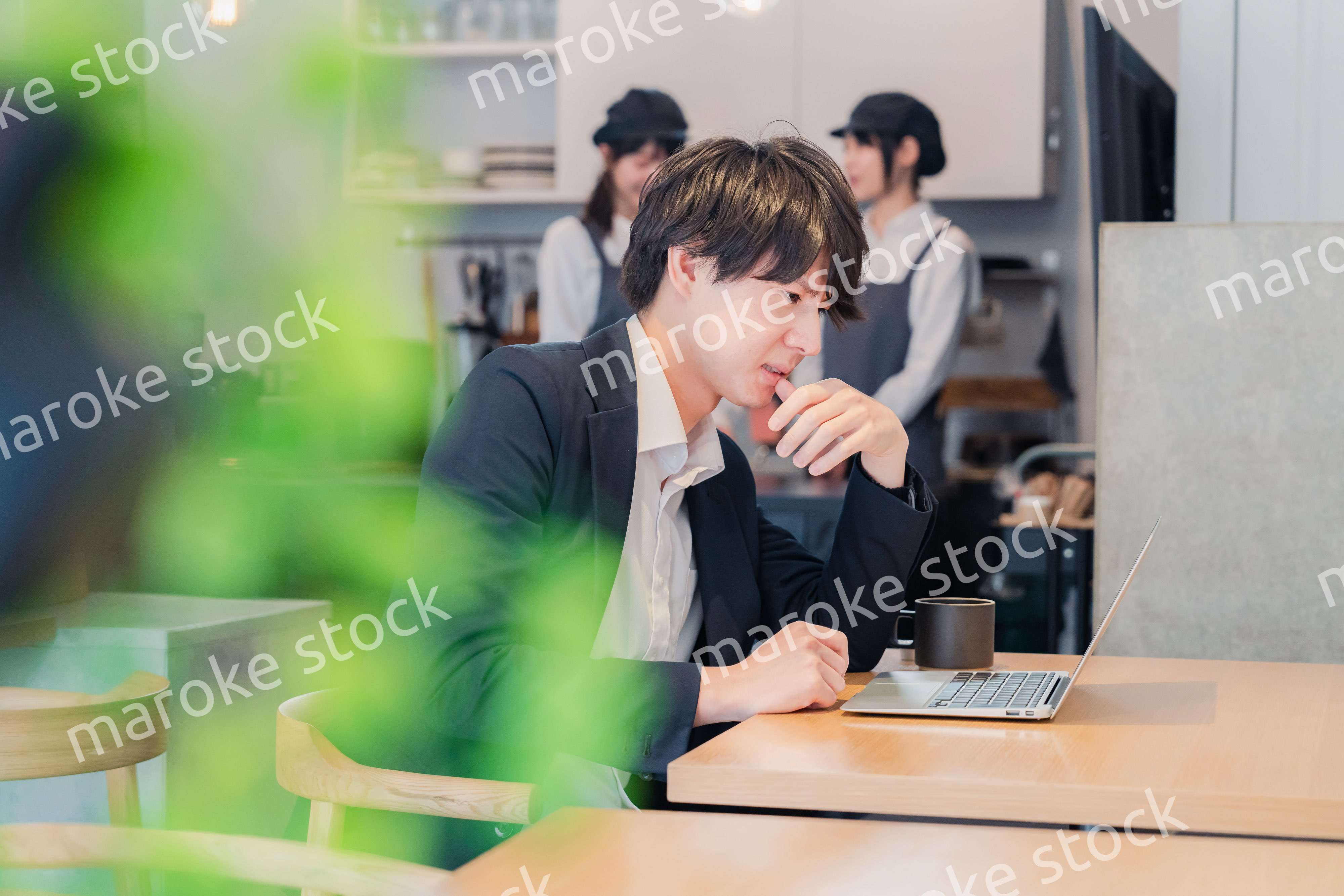カフェでリモートワークをする男性