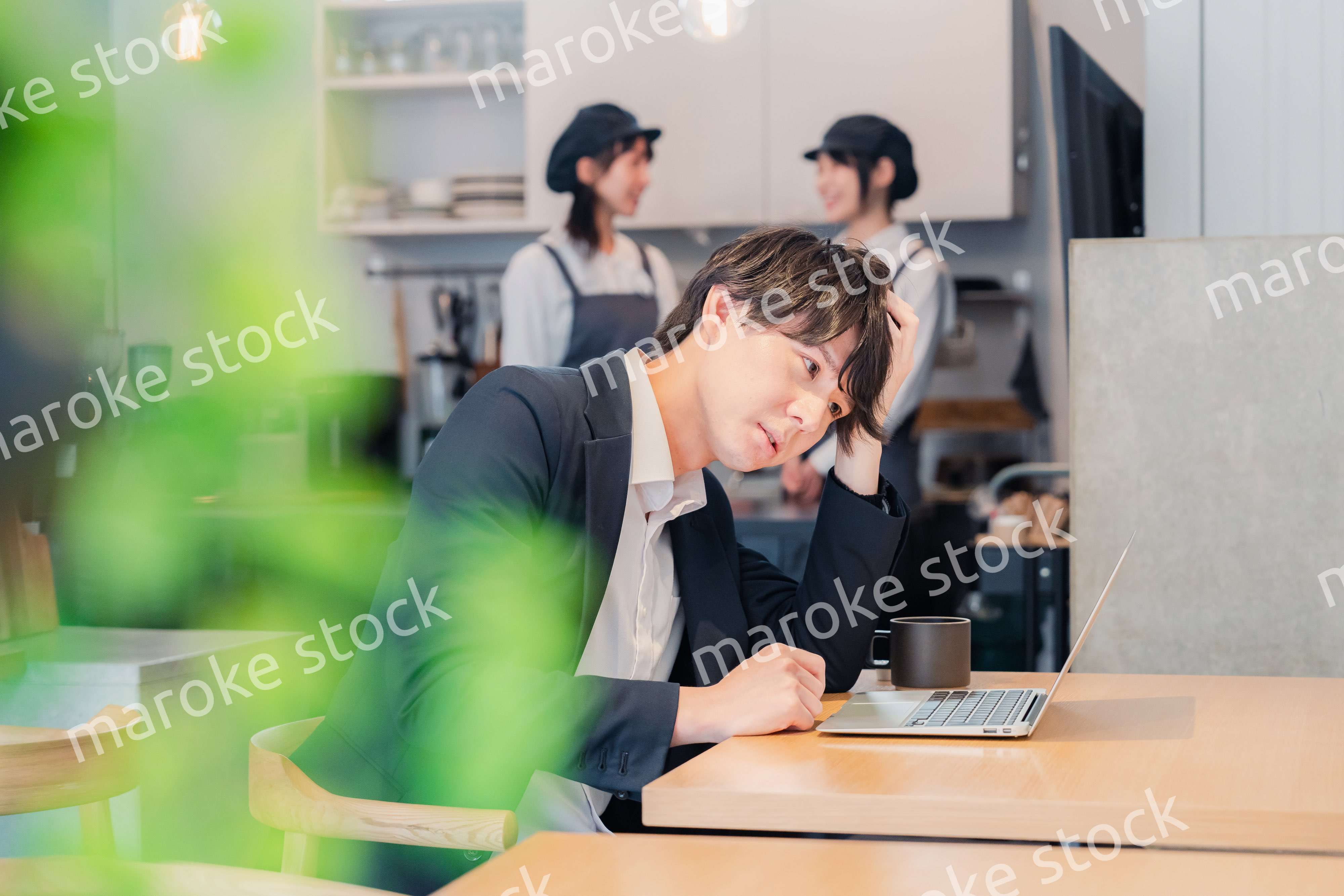 カフェでリモートワークをする男性