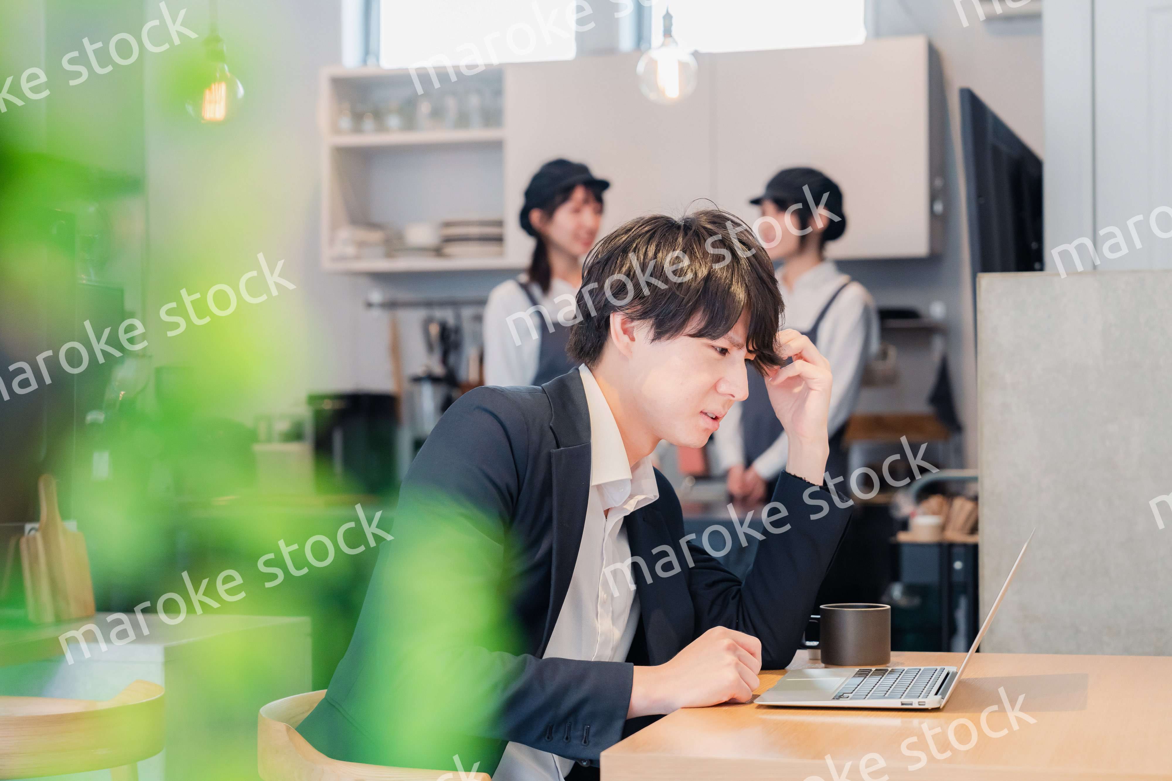 カフェでリモートワークをする男性