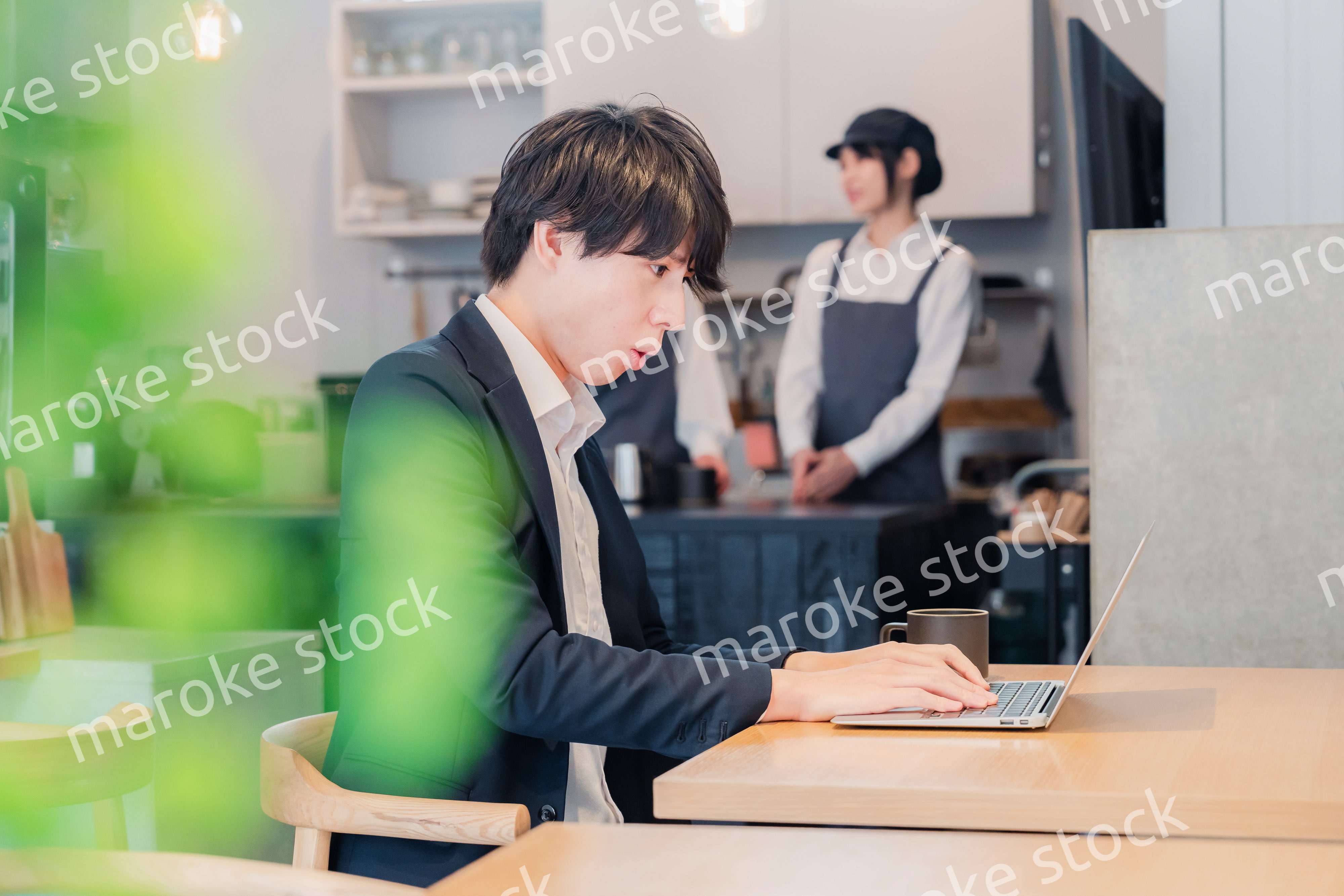 カフェでリモートワークをする男性