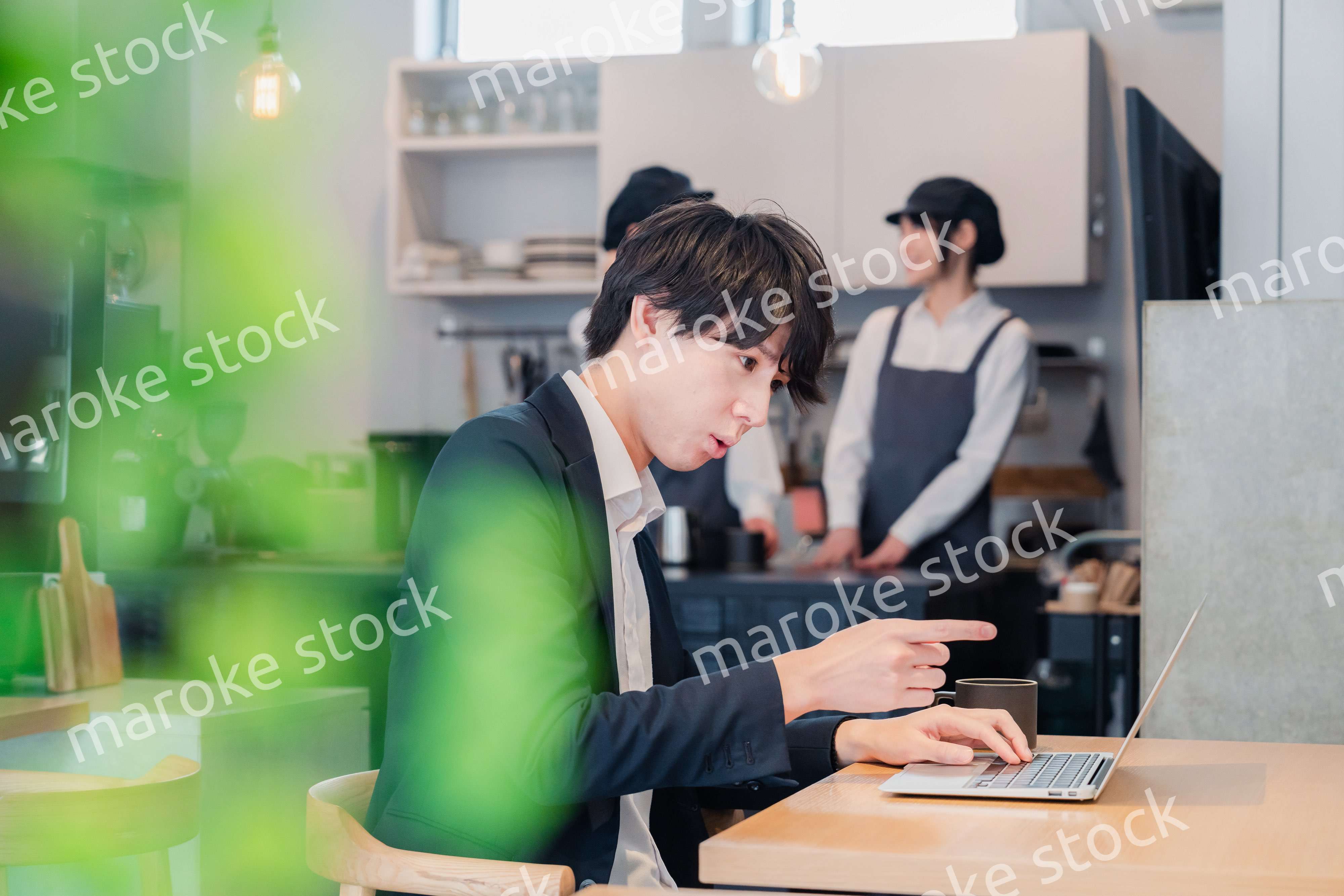 カフェでリモートワークをする男性