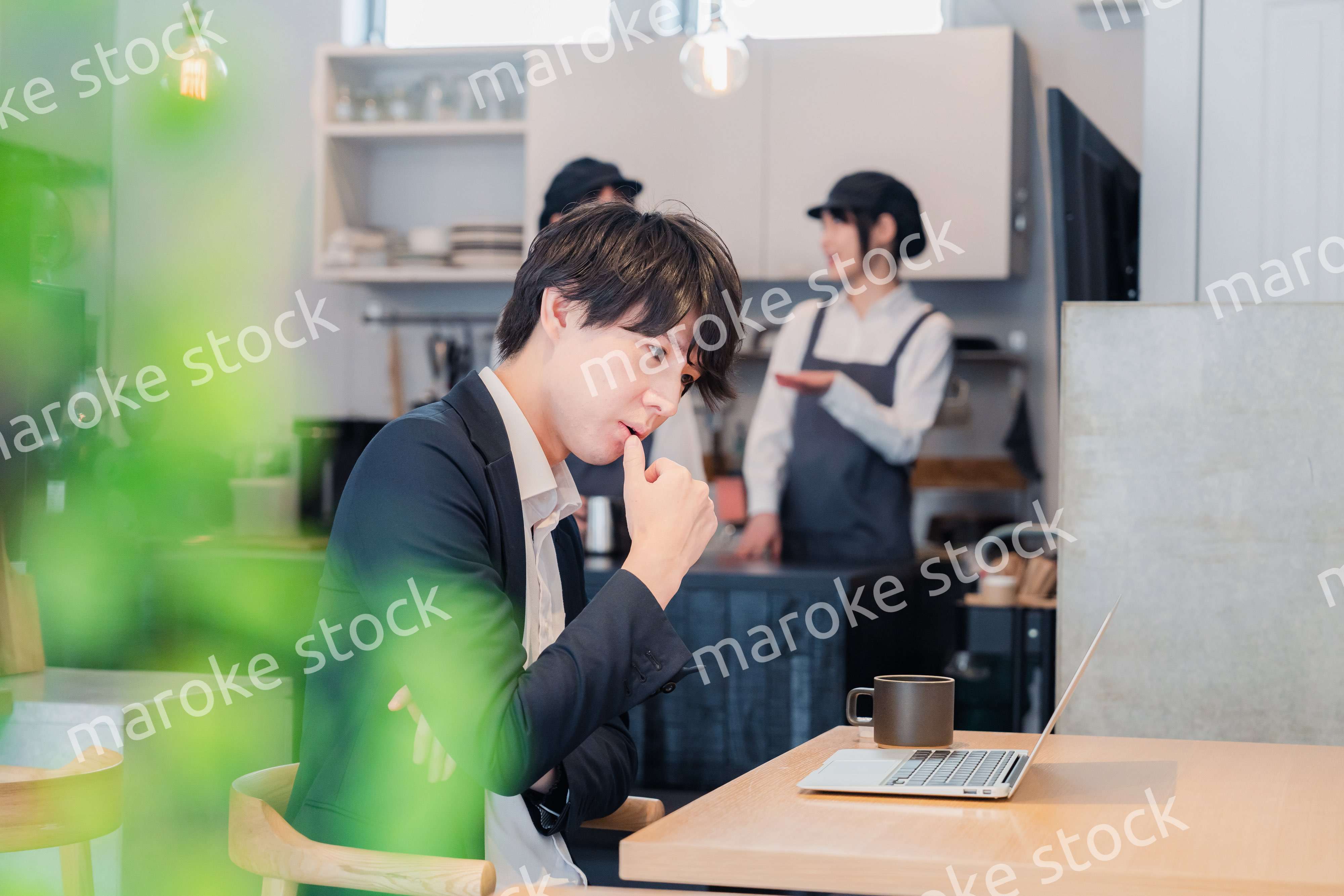 カフェでリモートワークをする男性